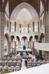 Um den Abriss dieser Kirche zu verhindern, verwandelte ein Architektenteam sie in einen Büchertempel. Entdeckt die Bibliothek De Petrus in Vught, Nidederlande.