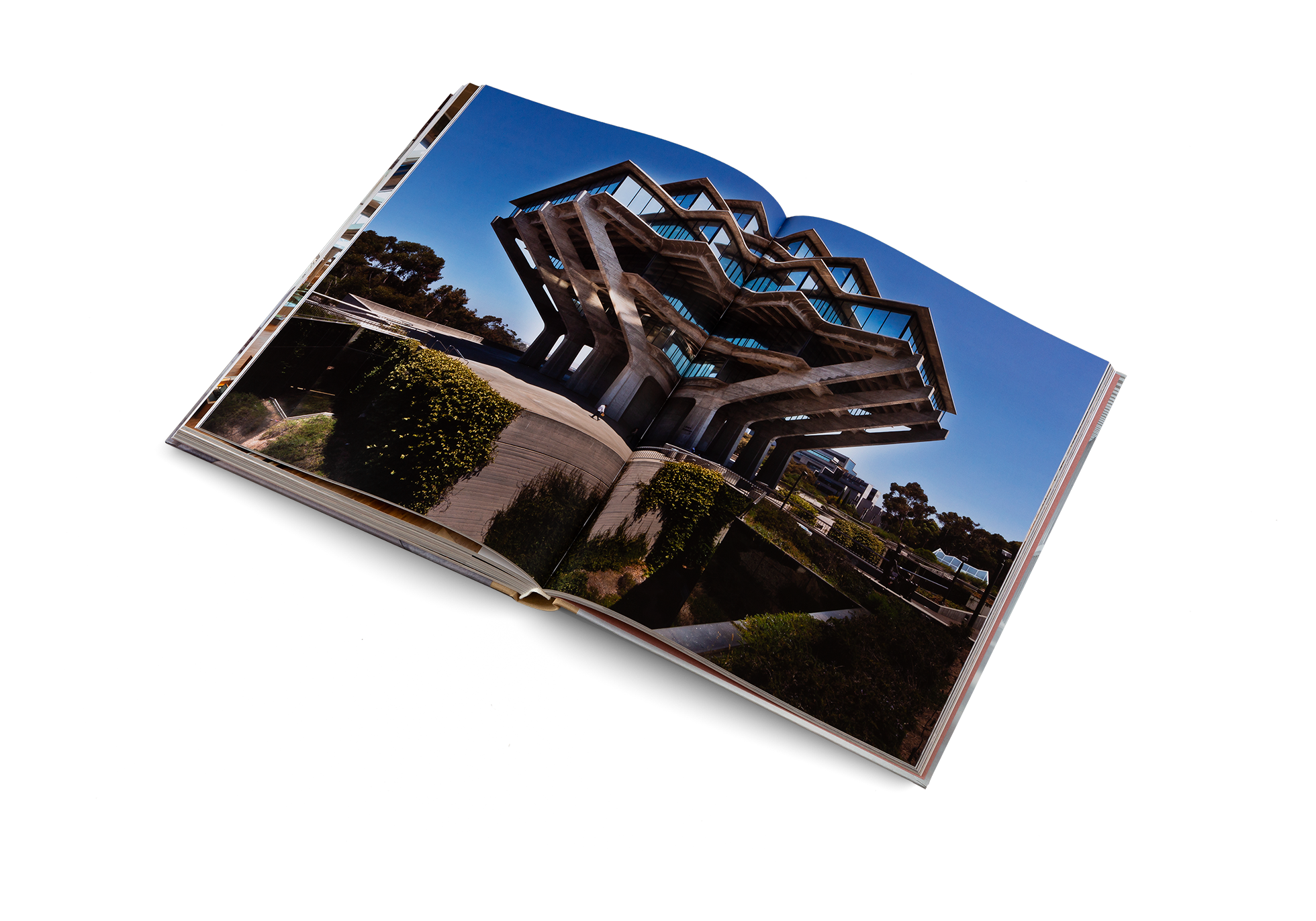 Wie einem Science-Fiction-Film entsprungen, steht die Geisel Library auf dem Gelände der University of California. Der amerikanische Architekt William Pereira entwarf den kompro- misslos brutalistischen Bau Mitte der 1960er- Jahre. Seine außergewöhnliche Gestaltung entwickelte Pereira anhand zahlreicher Studien, die er zu Universitätsbibliotheken im ganzen Land anstellte.