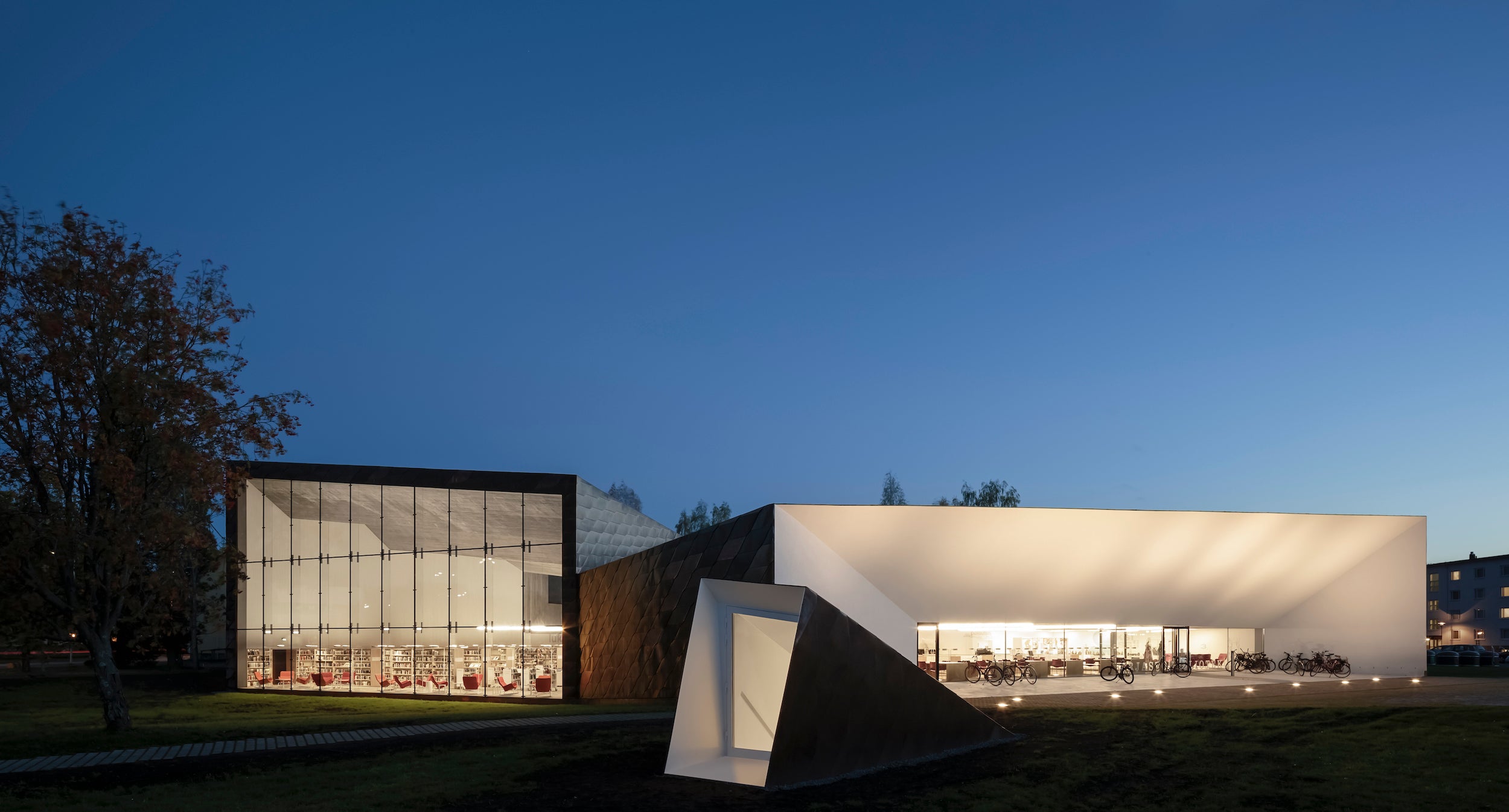 Die Stadtbibliothek von Seinäjoki ist in Finland. Mit Mut und Sensibilität ergänzt dieser gelungene Anbau die ikonische Bibliothek eines Stararchitekten.