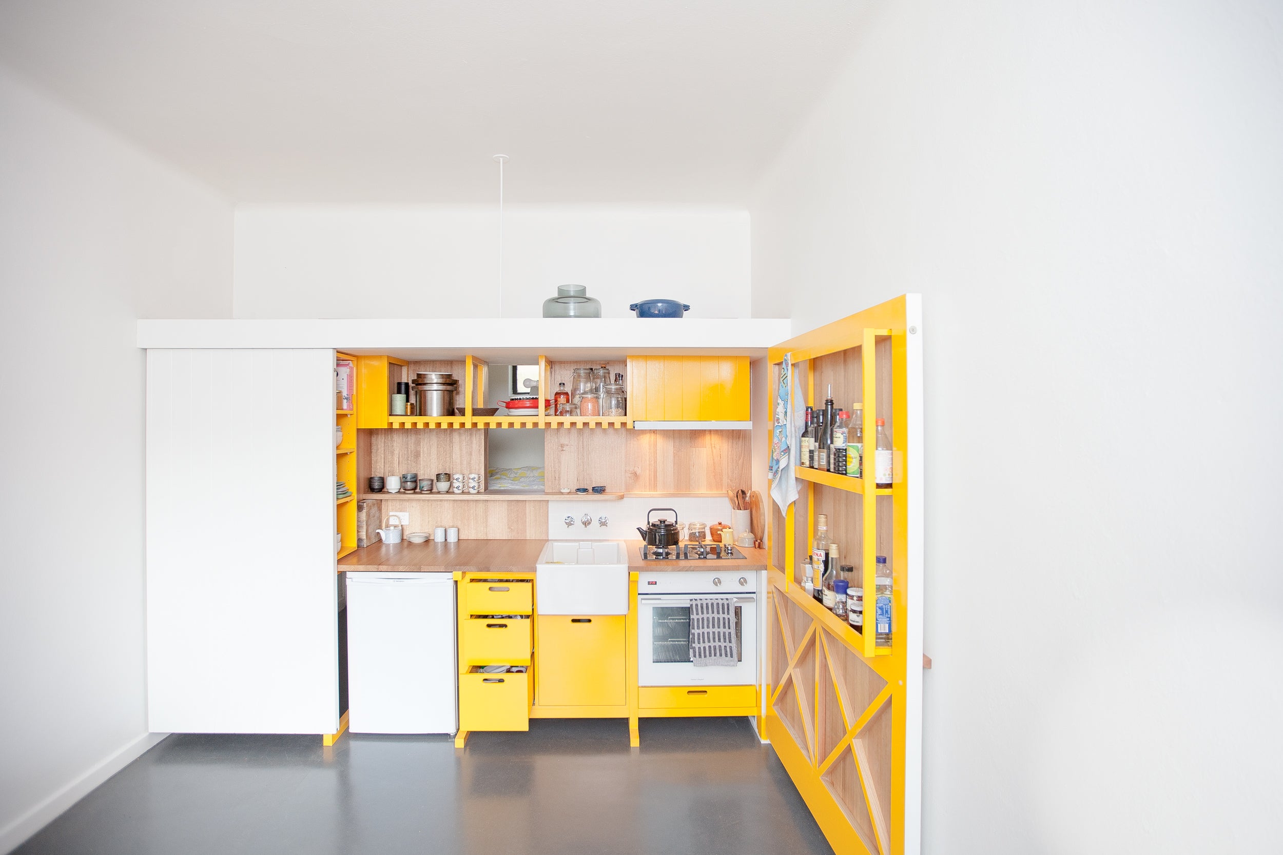 Gelbe moderne Küche in Kitchen Living