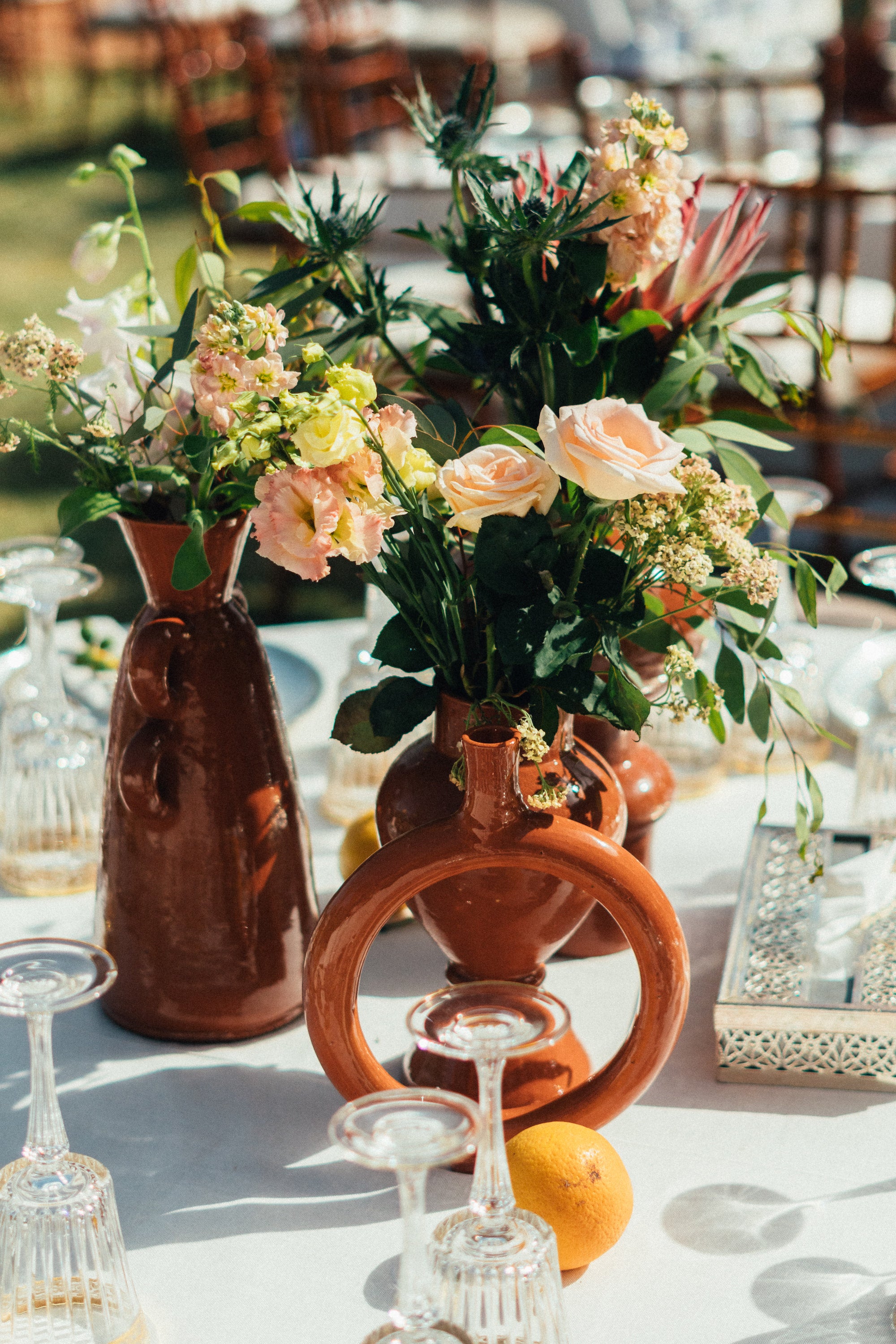 Blumen in einer schönen Hochzeit. Mehr Inspirationen warten auf euch in Lass uns Besser Heiraten!