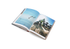 Das Vanlife geht am Strand weiter in The Getaways, ein Buch von gestalten.