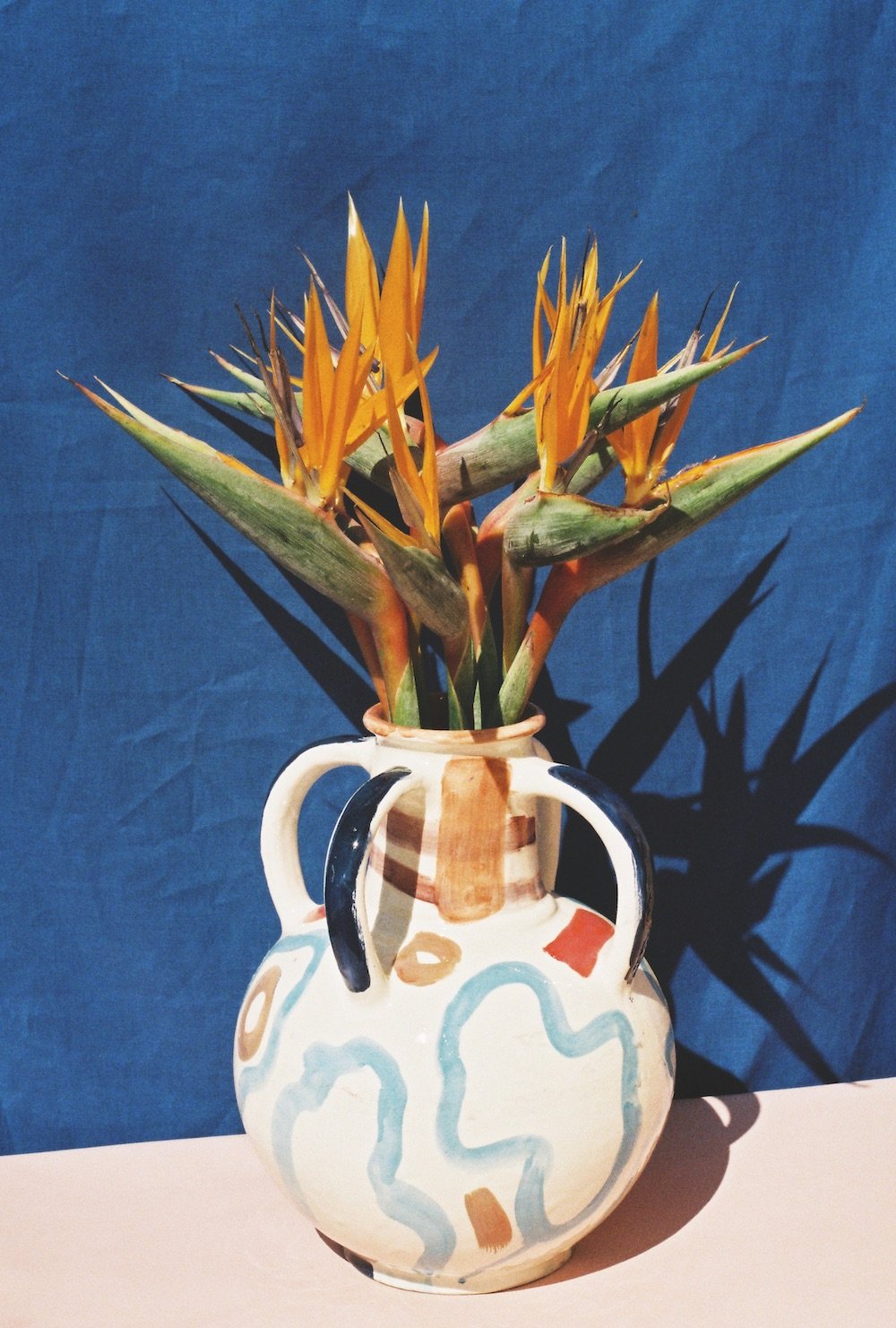 Des motifs abstraits ornent les poteries artisanales de Laurence Leenaert.