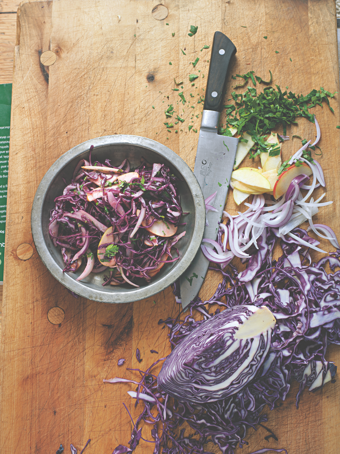 Rotkohl mit Apfel, roter Zwiebel, Petersilie, Apfelmus und Vinaigrette