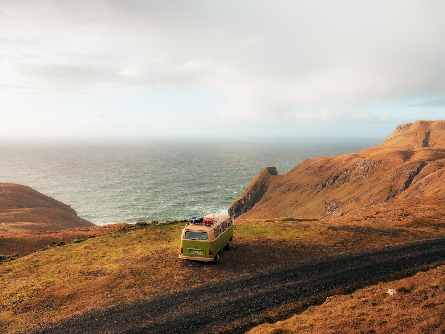 La Volkswagen T2B est un fourgon au plancher revêtu de bouleau. Découvre plus sur ce véhicule dans La vie nomade.