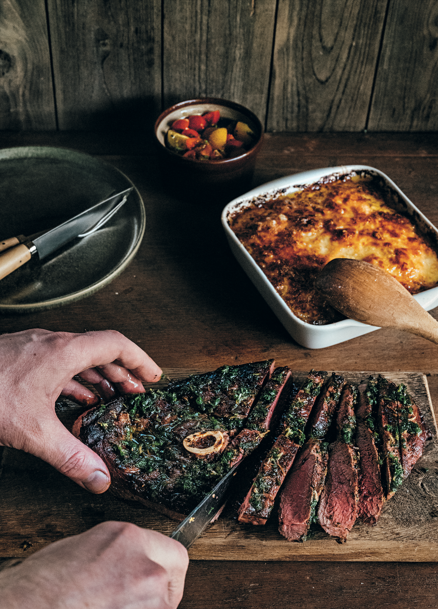 Billig, vormariniert und im strömenden Regen auf einem Einweggrill gegrillt: Kein Wunder, dass die in Schweden nach der Familie Feuerstein ”Flintasteks“ benannten XXL-Steaks mitunter einen ziemlich schlechten Ruf haben. Dieses Rezept von Gegrilltes Steinzeitsteak vom Wildschwein ist aber köstlich.