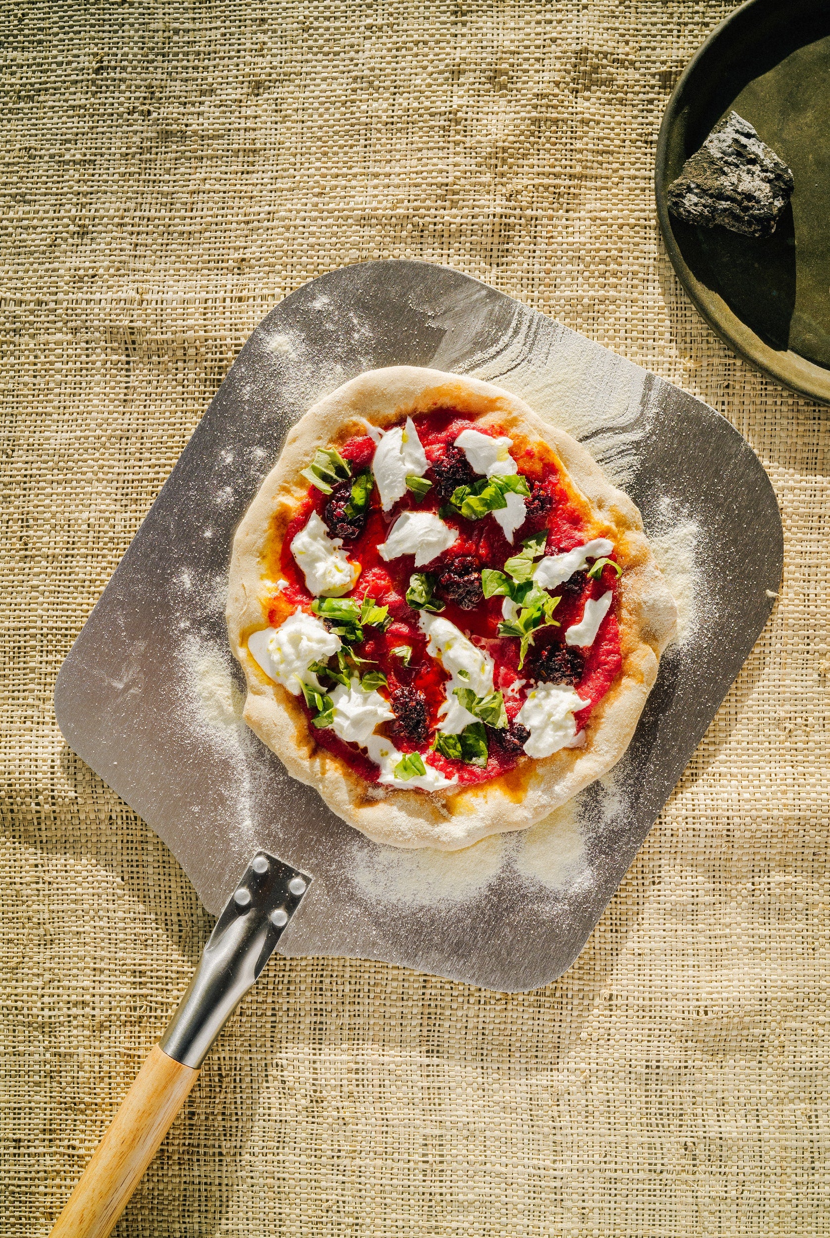 Pizza mit Büffelmozarella in Ein Teller voll Sonne von Pauline Chardin und gestalten.