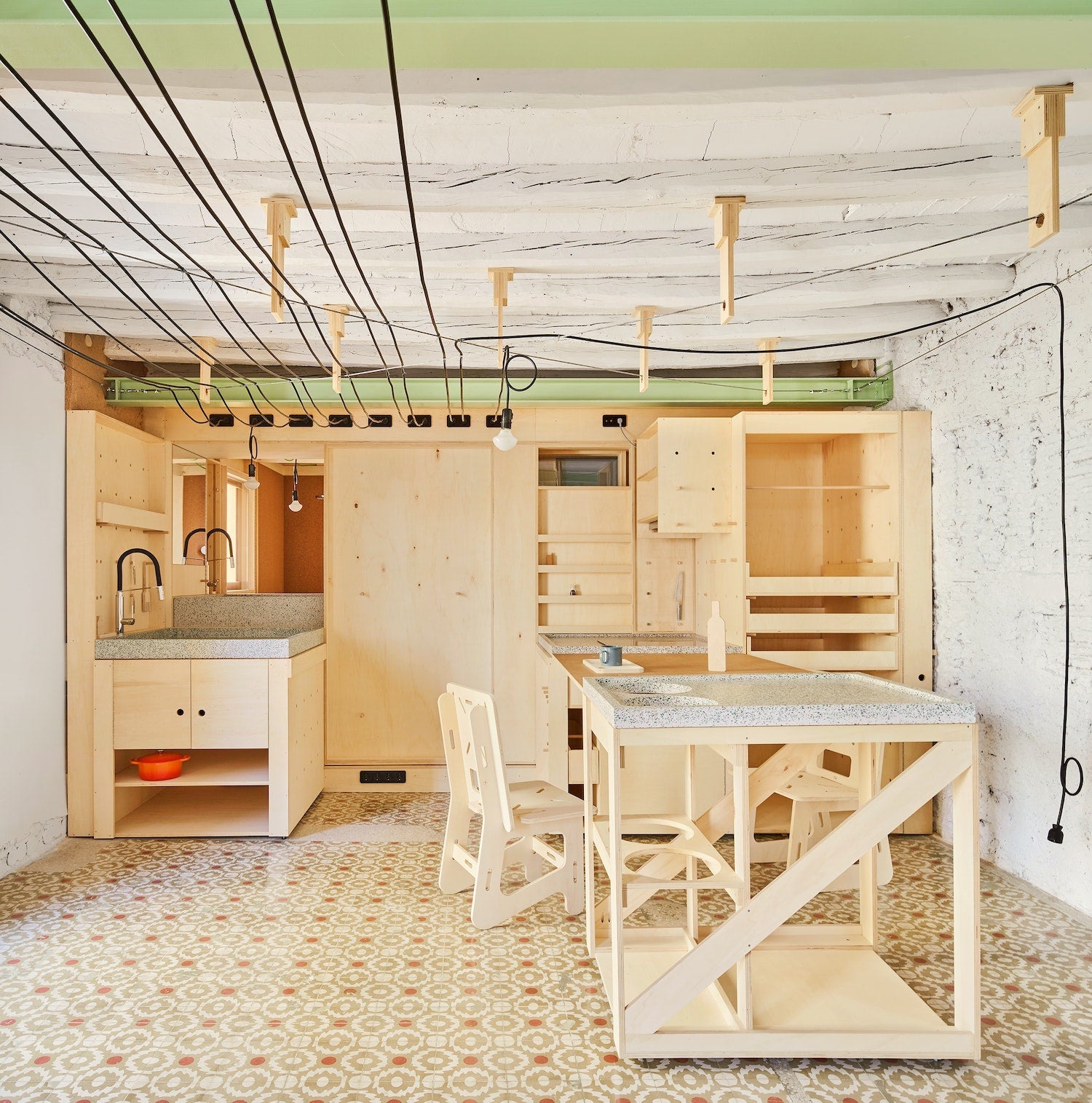 « Cette modeste cabane est pour ceux qui rêvent de bâtir une maison et pensent ne pas pouvoir se l’offrir », confie l’agence d’architecture Aixopluc, alors soucieuse de trouver une solution adaptée au problème de la réhabilitation de vieux immeubles d’habitation désaffectés, sans y consacrer un budget pharaonique. La Micro-Maison est un projet du livre Petits Espaces édité par gestalten.