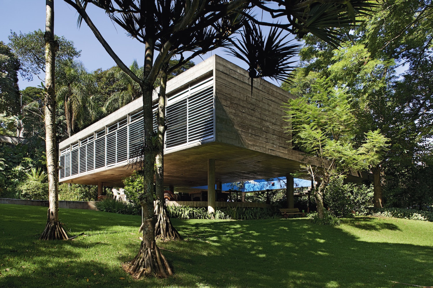 Above all else, Paulo Mendes da Rocha was devoted to public works projects. He was frequently quoted as saying, “All space is public. The only private space that you can imagine is in the human mind.” It is in this context that he became known for his residential masterpieces. In southern São Paulo, Mendes da Rocha took an approach rooted in both creativity and rationality when designing one of his famed concrete forms for the English expatriate James Francis King.