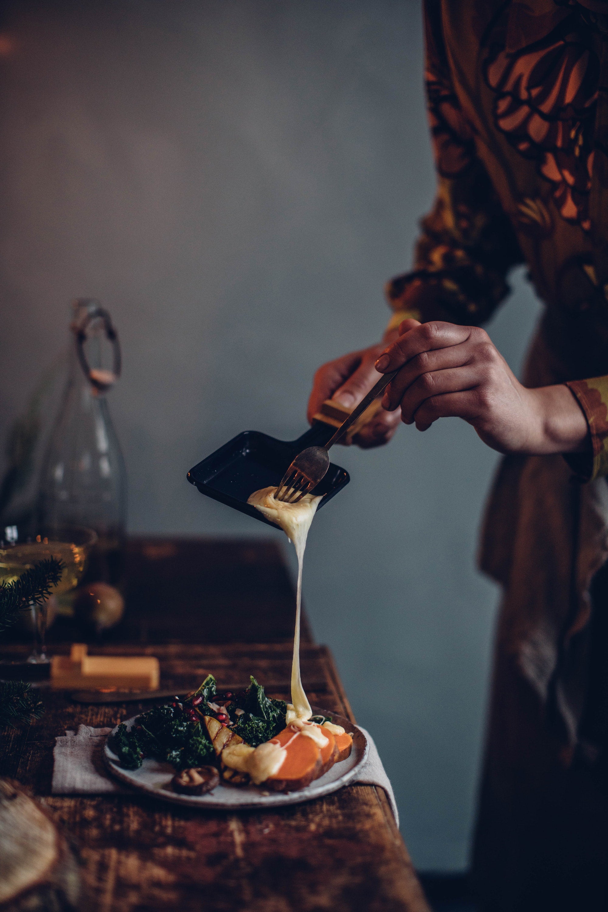 Die glutenfreie und vegane Raclette mit Grünkohl-Granatapfel-Salat in Durch das Jahr mit Our Food Stories