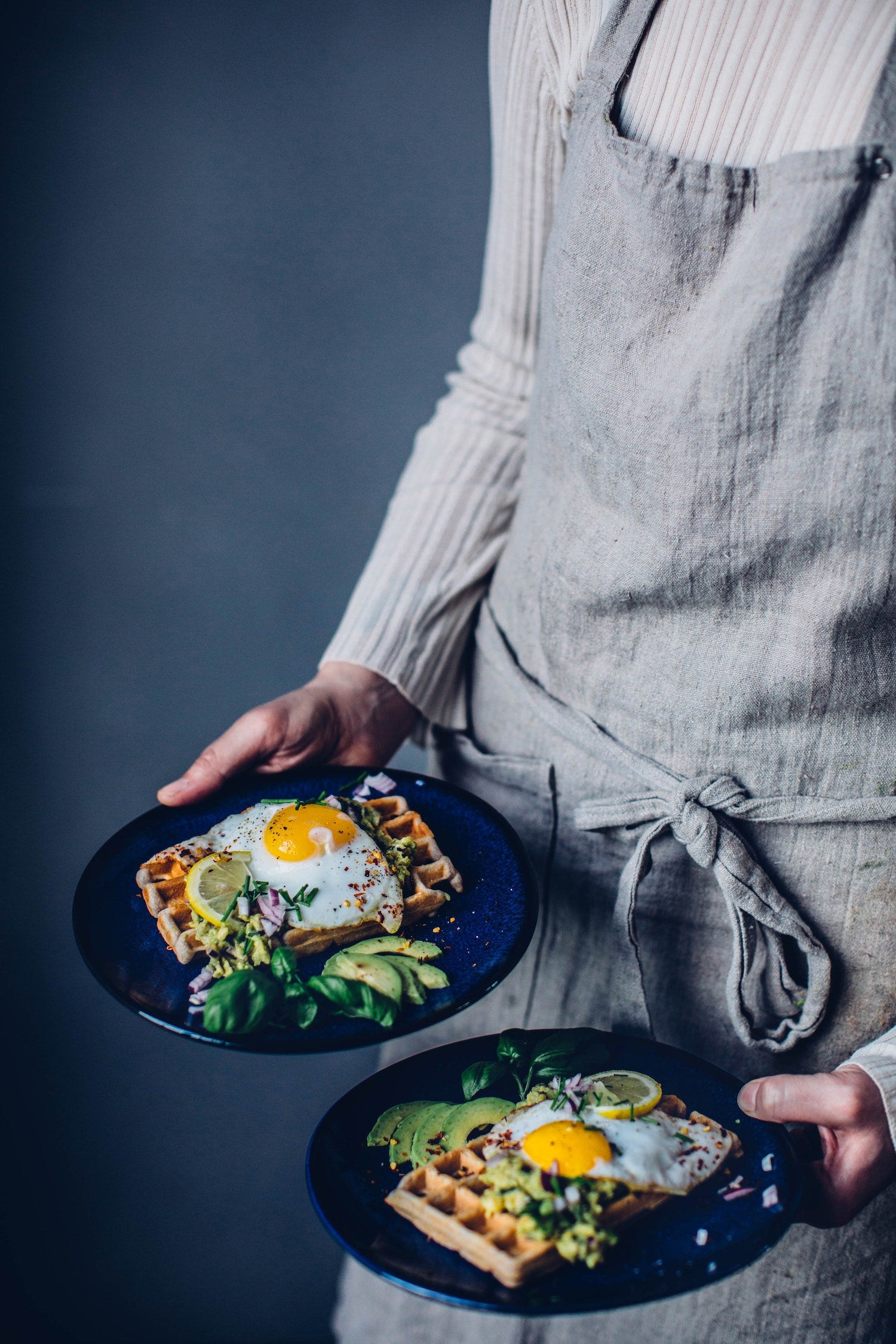 Our Food Stories liebt ein gutes veganes und glutenfreues Frühstück und versuchen uns immer am Wochenende ausgiebig Zeit dafür zu nehmen – am liebsten mit Freunden oder Familie. Über das schöne gemeinsame Essen und die inspirierenden Gespräche freuen wir uns danach noch die ganze Woche.