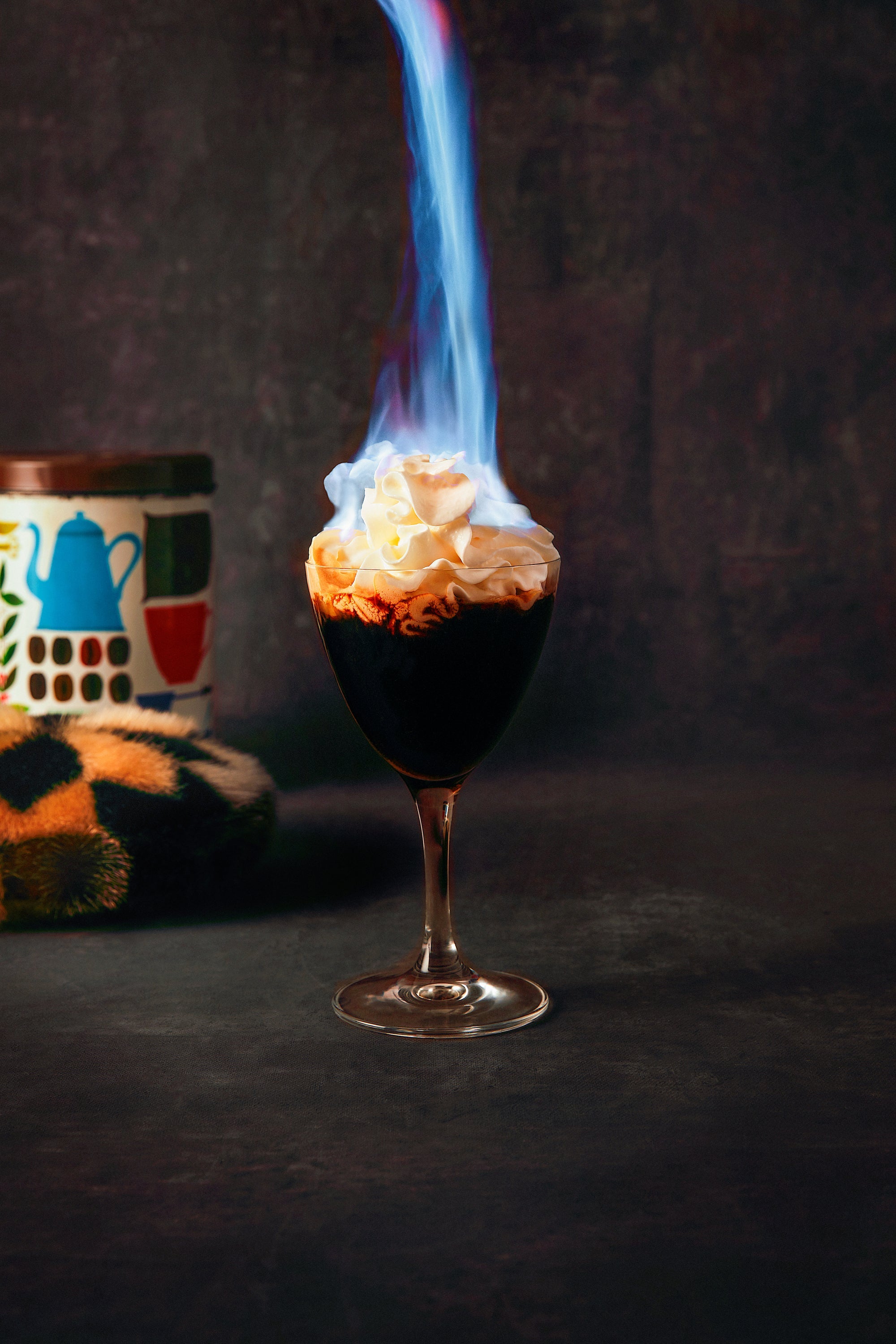 Im eiskalten arktischen Winter ist diese wärmende Mischung aus Alkohol und Kaffee das perfekte Gegenmittel. Angeblich spiegeln sich in ihr alle Aspekte Grönlands wider: Der Whisky steht für seine raue Seite, der Kaffeelikör für die feminine, zarte Seite und der Orangenlikör, der angezündet wird und sich dann in einem glitzerndem Strahl über den Schneeberg aus Schlagsahne ergießt, für die Nordlichter. Kalaallit Kaffiat ist ein Grönländischer Kaffee.