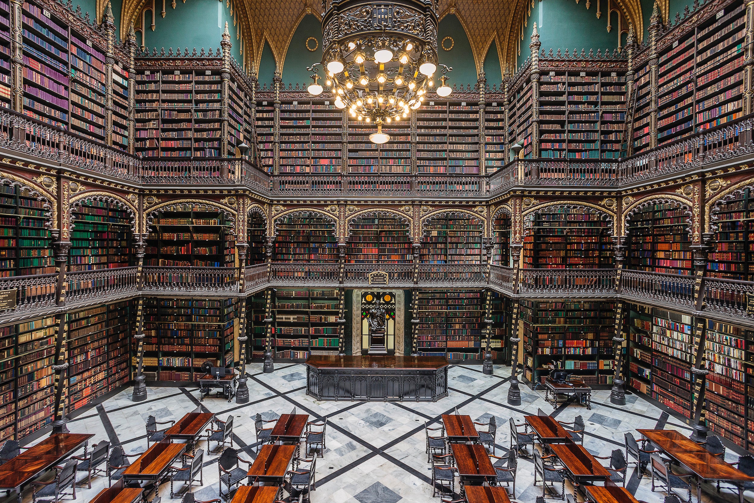 Eine portugiesische Kolonialbibliothek wird zum Anker bibliophiler Einwanderer und begründet eine gemeinsame Geschichtskultur in der neuen Heimat. Entdeckt Real Gabinete Portugues de Leitura in Büchertempel, ein Buch von gestalten,