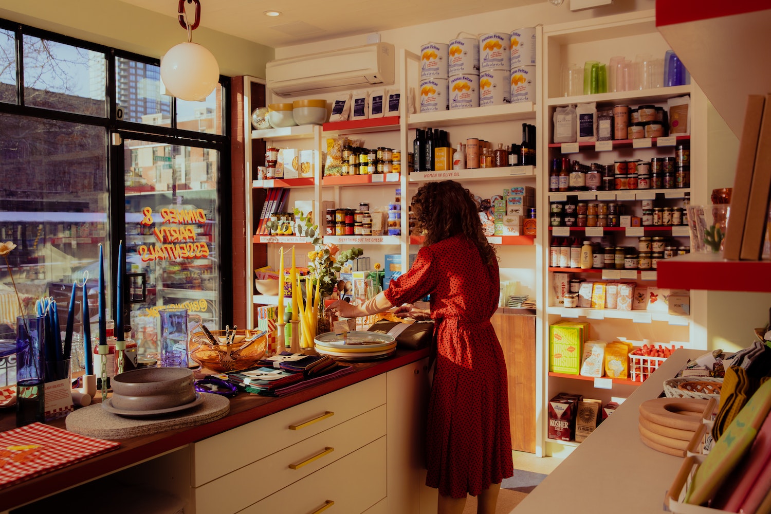 Was könnte einladender sein als ein liebevoll gedeckter Tisch voller Köstlichkeiten? Katherine Lewin hat als Antwort auf diese Frage einen schillernden Store gezaubert, der alles führt, was Gastgeberinnen und Gastgeber für eine gelungene Dinnerparty benötigen.