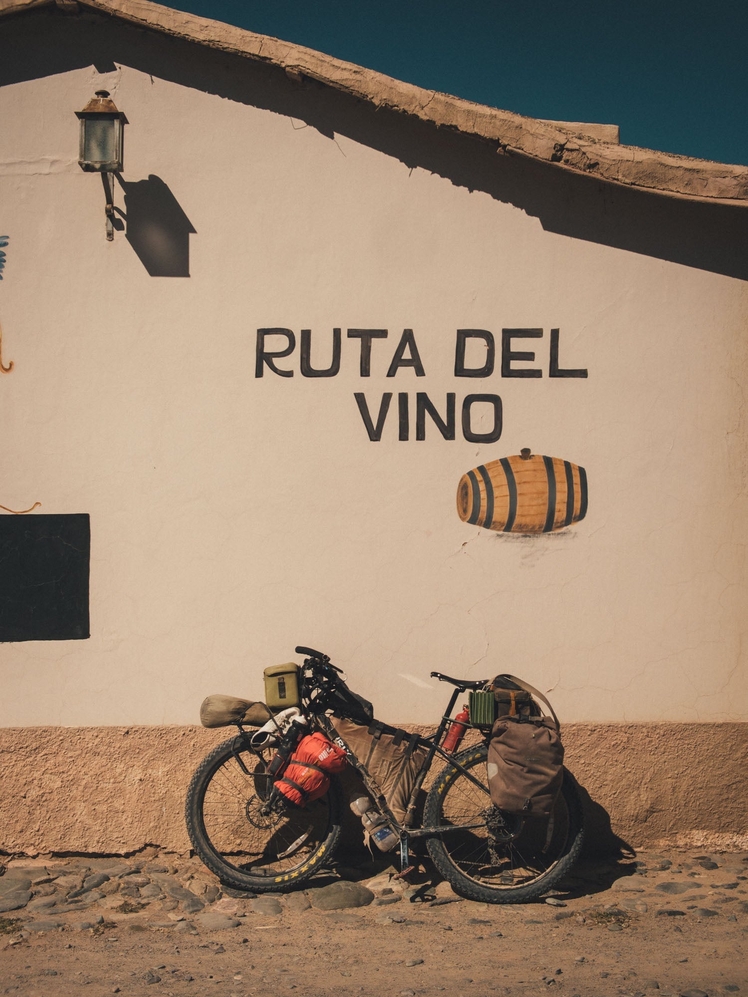 Martijn Doolaard reist in Two Years on a Bike von gestalten durch Argentinien.