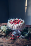 Das Rezept für ein glutenfreie Pavlova mit pochiertem Rhabarber und Granatapfel-Rote-Bete-Sirup ist im Kochbuch Durch das Jahr mit Our Food Stories