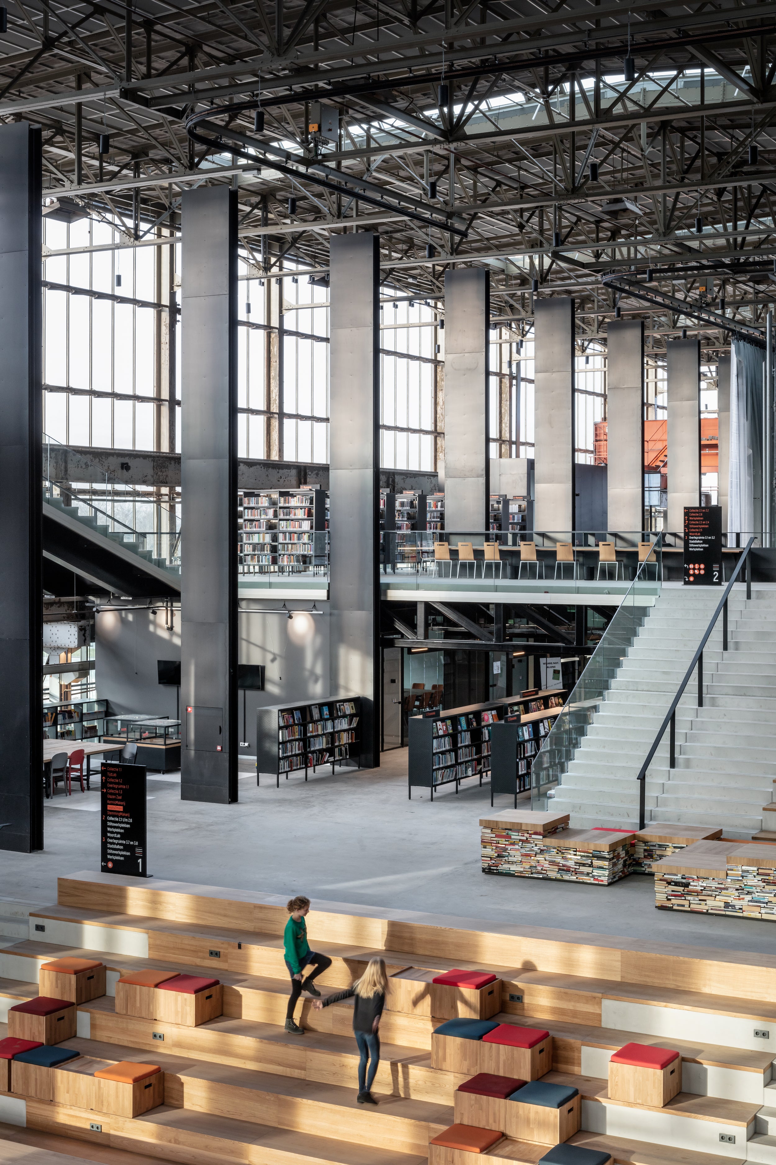In einem alten Eisenbahndepot zeigt eine hybride Bibliothek, wie urbanes Miteinander aussehen kann. Lochal ist ein Buchtempel in Tilburg.