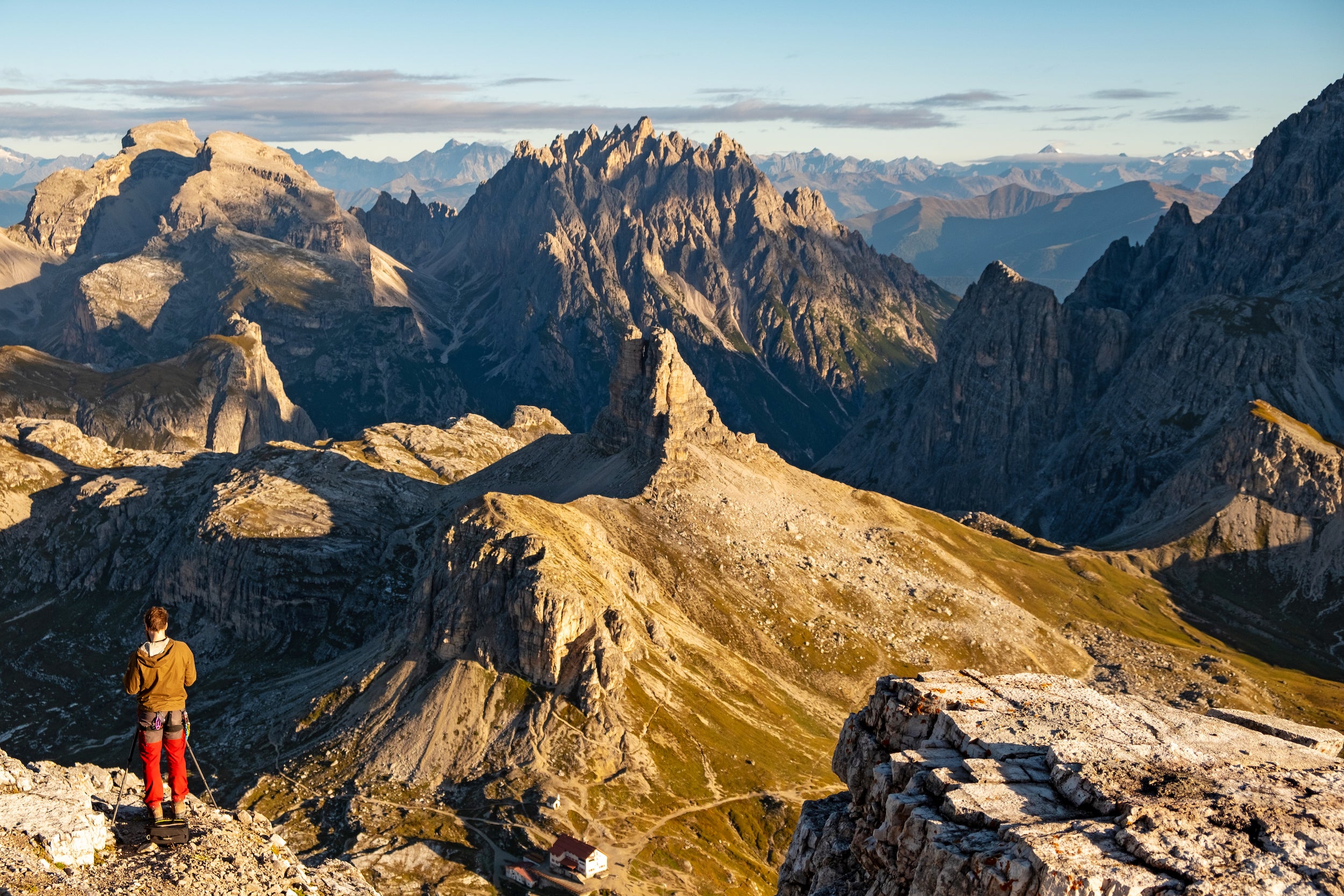 Nicht ohne Grund denken die meisten Menschen an die Schweiz, wenn sie an die Alpen denken: Hier befindet sich das Herz der Bergkette mit zahllosen hohen Gipfeln. Die Möglichkeiten für Abenteuer sind unbegrenzt – von Hochgebirgstouren bis hin zu langen Hüttenwanderungen über das bergige Rückgrat des Landes.