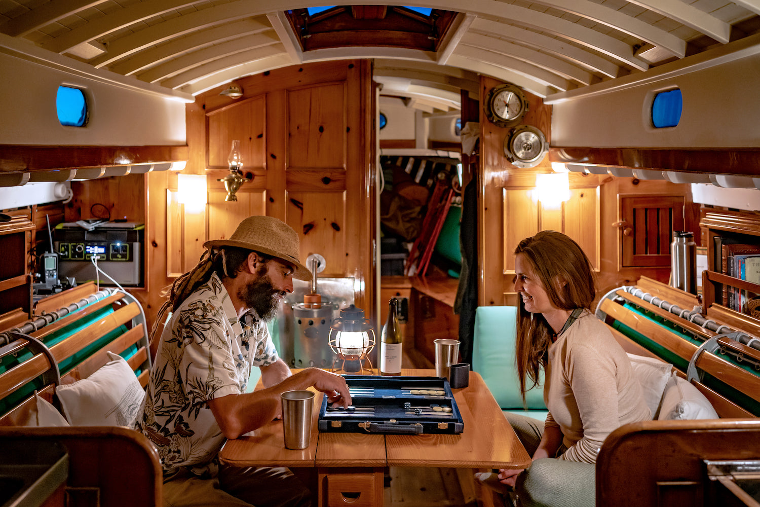 Wer auf ein Boot zieht, lebt meist auf kleiner Wohnfläche und muss sich von Dingen verabschieden. Um damit auf Dauer glücklich zu werden, sollte man sich unter Deck Freiräume schaffen. Entdeckt mehr in Boatlife von Katharina Charpian.