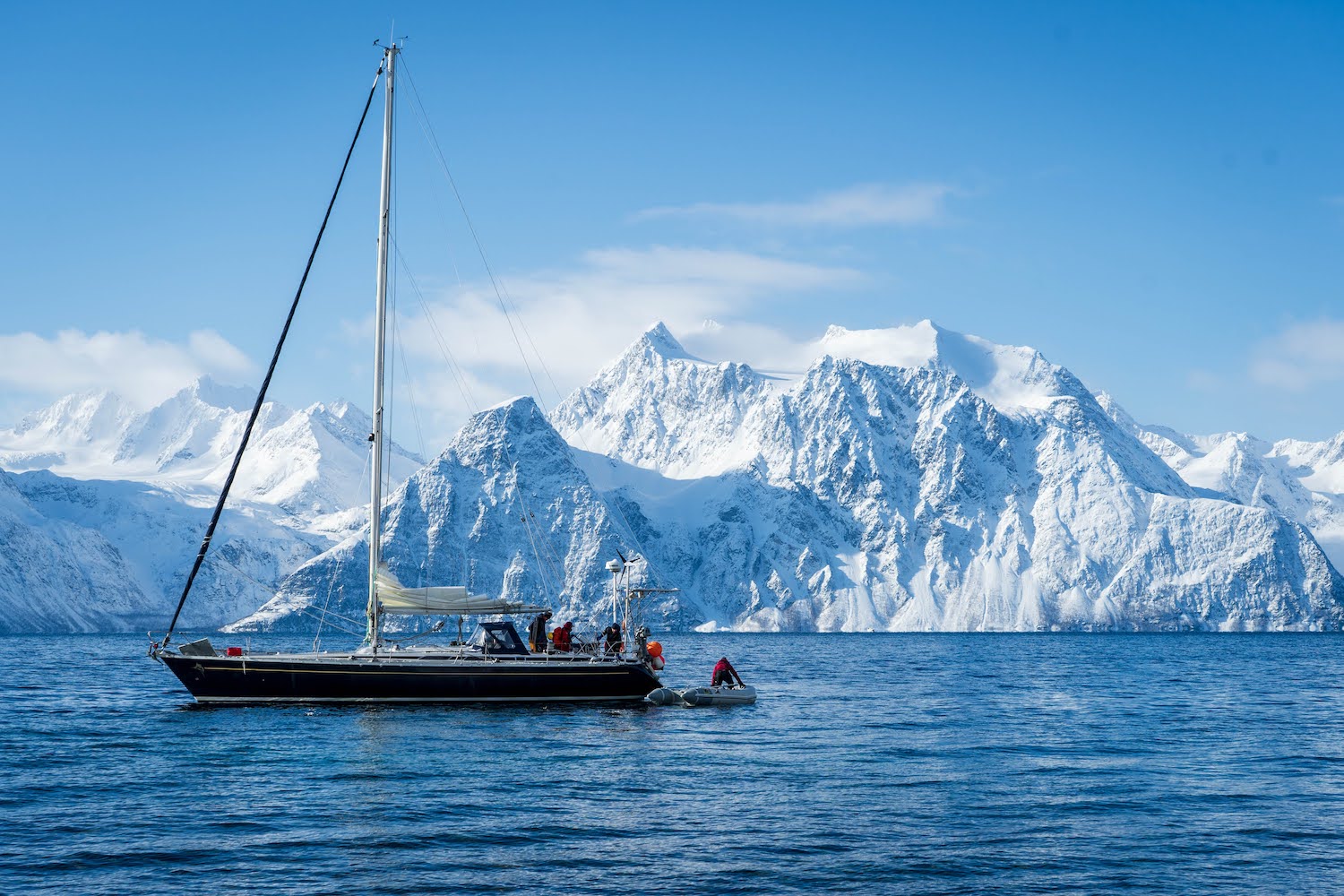 Die Makaira II, eine Grand Soleil 46 von 1985, wurde vom Bootsdesigner Alain Jezequel entworfen und in der Werft Cantiere del Pardo in Italien gebaut. Das Expeditionsboot ist knapp 14 Meter lang, verfügt über eine große Küchenzeile sowie zwei Bäder mit Duschen mit Warmwasser und kann insgesamt in drei Kojen sieben Menschen beherbergen.