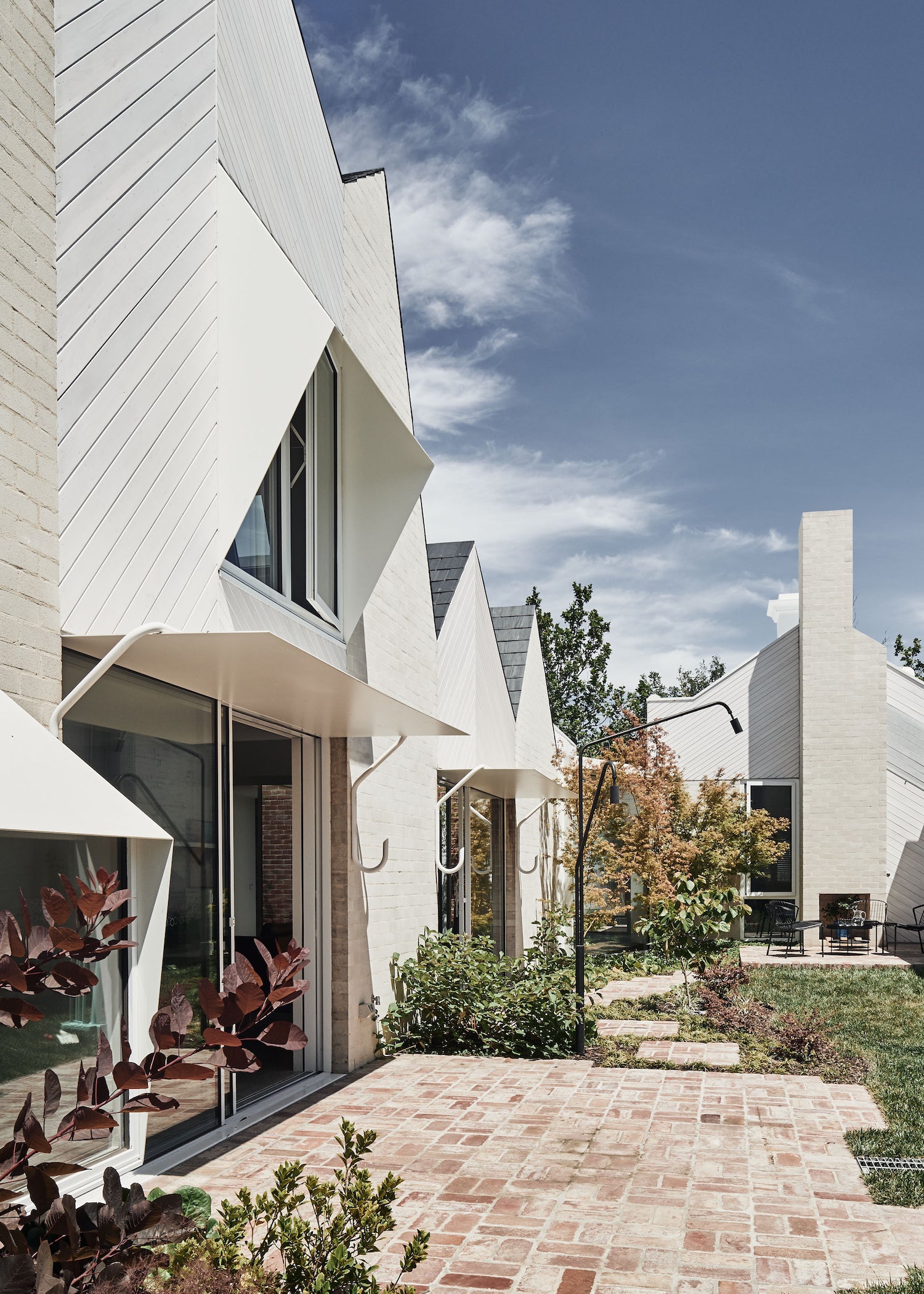 In the Melbourne suburb of North Fitzroy, a case of lucky timing allowed a family occupying a single-fronted terrace house to buy the property next door and renovate the two to build a truly unique home. RaeRae retained the facades of the heritage-protected terraces. Discover RaeRae House a project by Justin Maynard Architects.