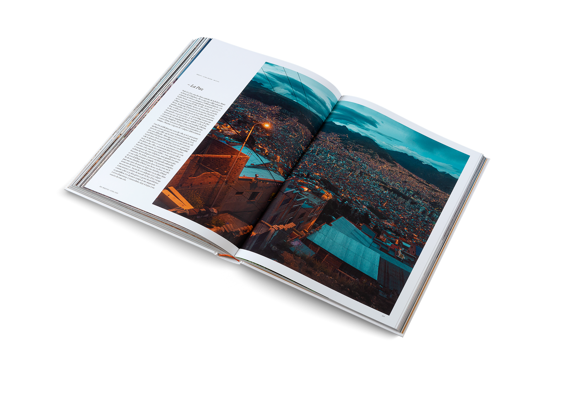 Nuit à La Paz, une des deux capitales de la Bolivie. Située au bout de l’Altiplano, elle occupe une vallée urbanisée ceinturée de falaises abruptes à 4000 m d’altitude, soit la plus haute zone métropolitaine au monde. Martijn Doolaard y arrive après avoir traversé El Alto, la ville voisine.