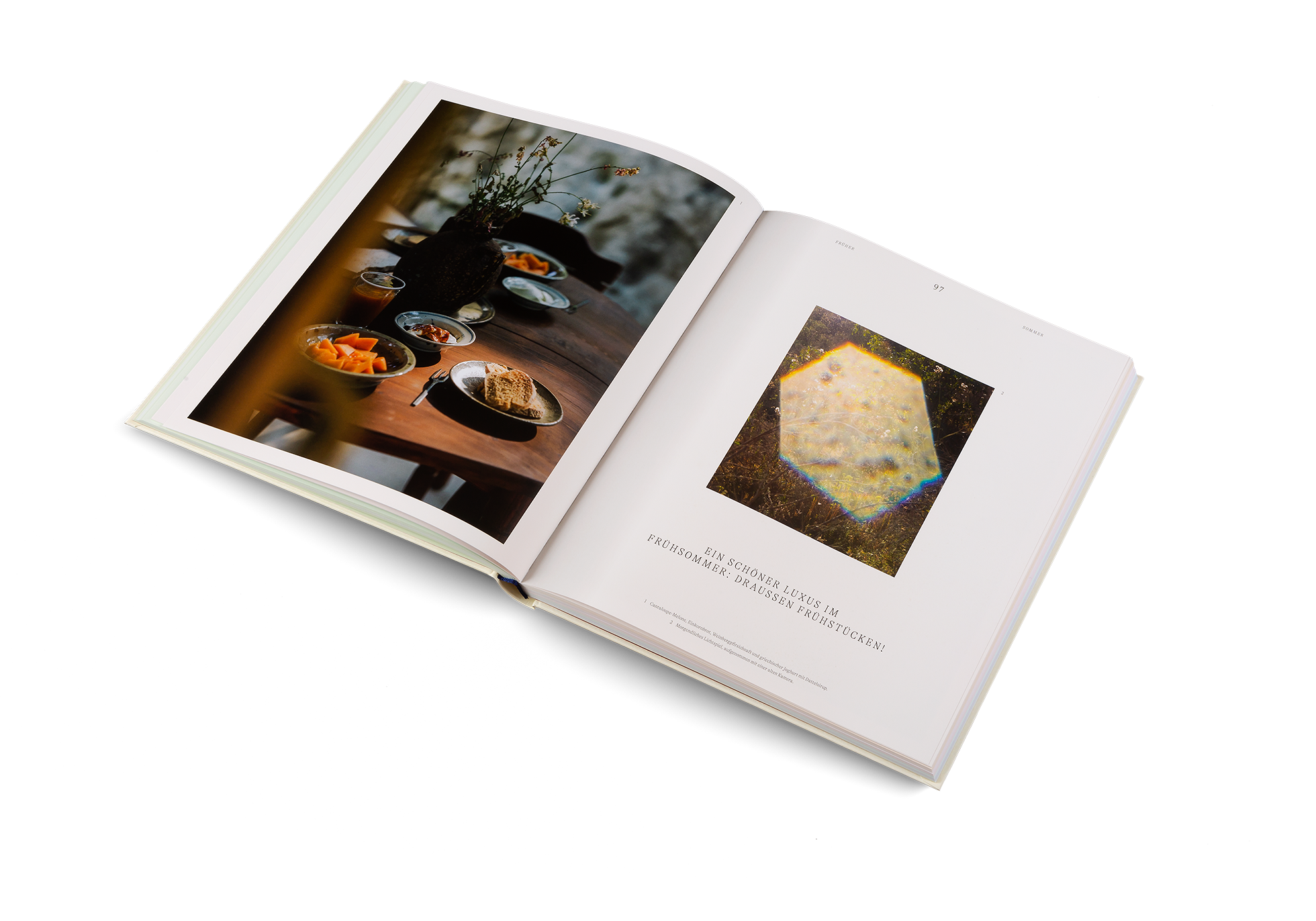 Cantaloupe-Melone, Einkornbrot, Weinbergpfirsichsaft und griechischer Joghurt mit Dattelsirup und Morgendliches Lichtspiel, aufgenommen von Pauline Chardin mit einer alten Kamera in der Provence.