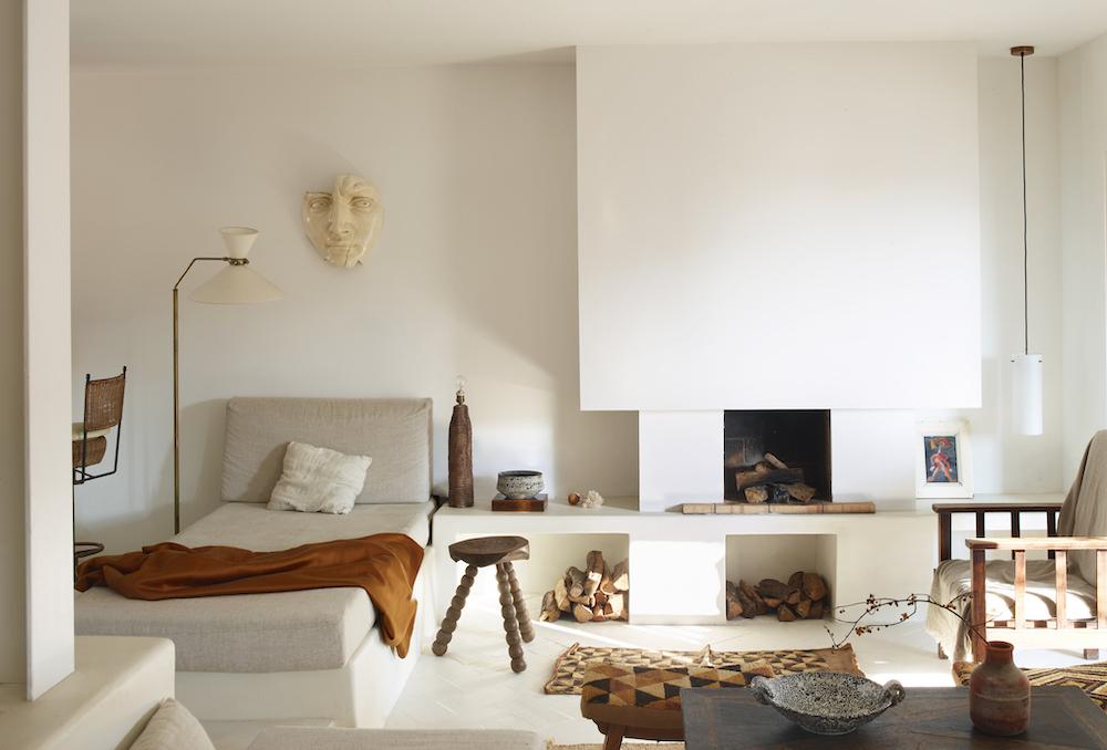 La maison méditerranéenne de Gabriel Escámez à Cubelles en Espagne réunit une collection d'oeuvres d'art et d'objets uniques, dans une palette contrastée associant bois, tissages, céramiques, laiton et marbre.