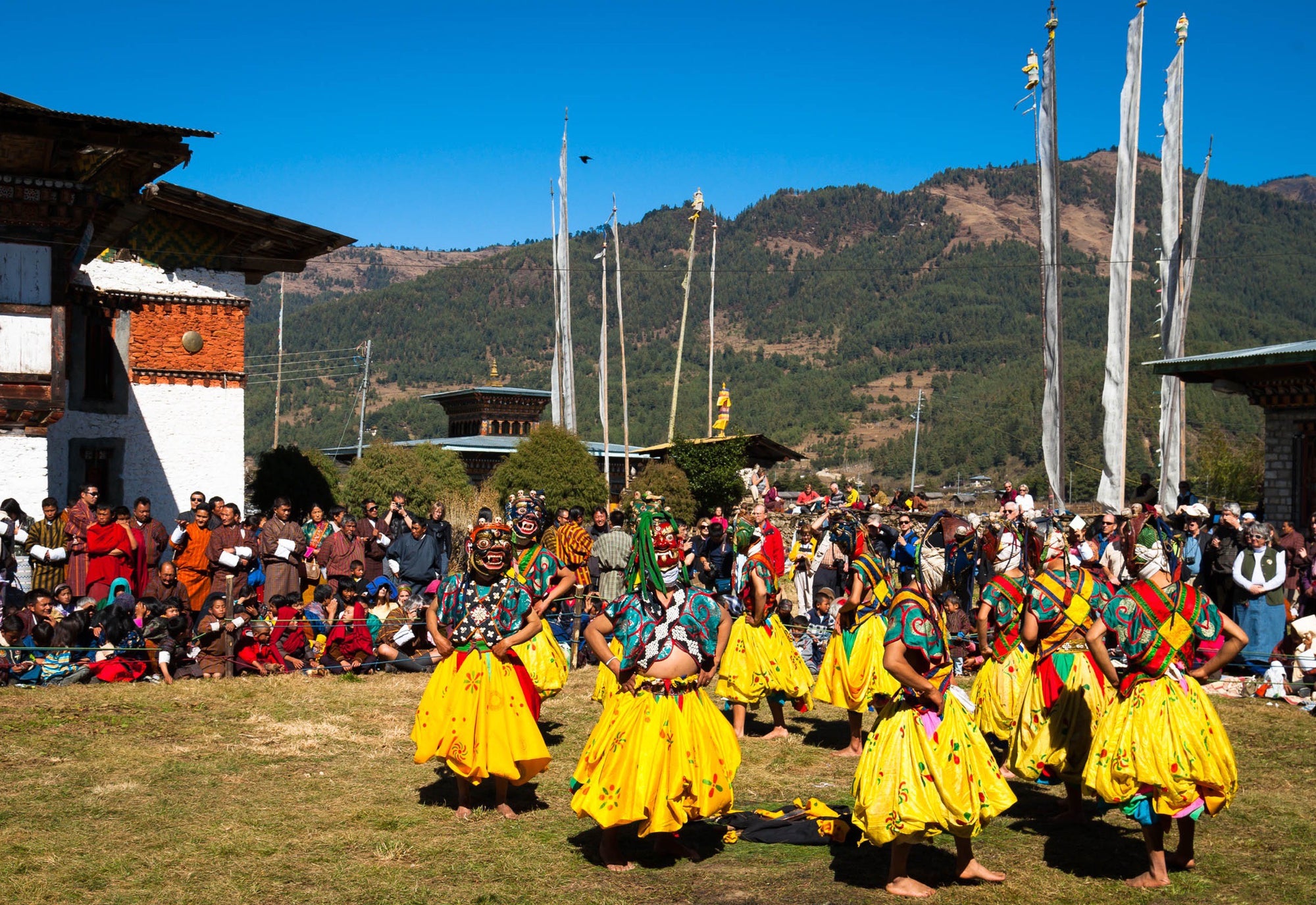 Ein buddhistischer Maskentanz im Jambay Lhakhang in Jakar, der Hauptstadt des Distrikts Bumthang. Entdeckt mehr darüber in Wanderlust Himalaya von Cam Honan.