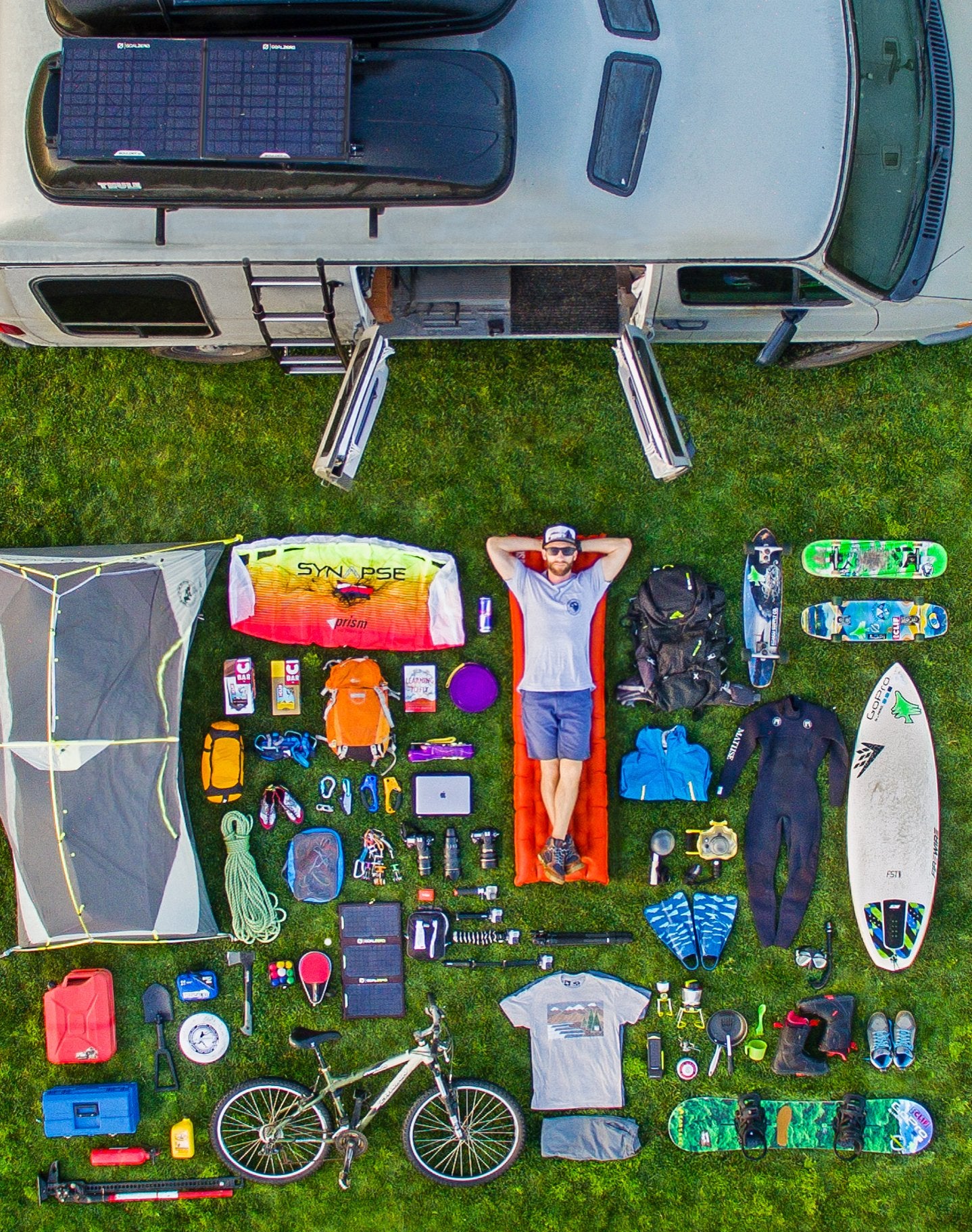 Travis Burke devant son Dodge Ram Van, une vie nomade dans Prendre la route