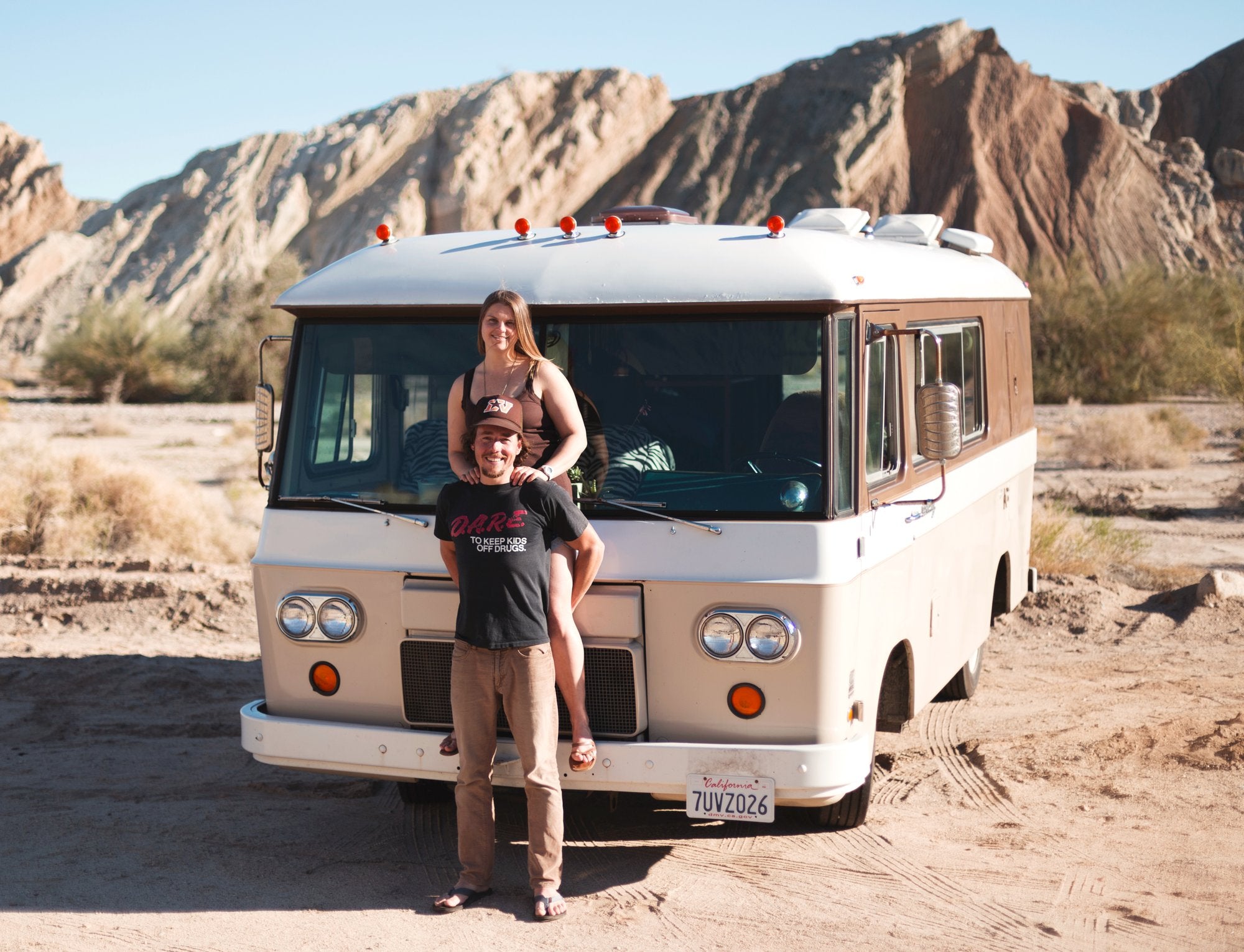 Matt et Amanda devant leur Clark Cortez Motorhome, un van unique dans Prendre la route