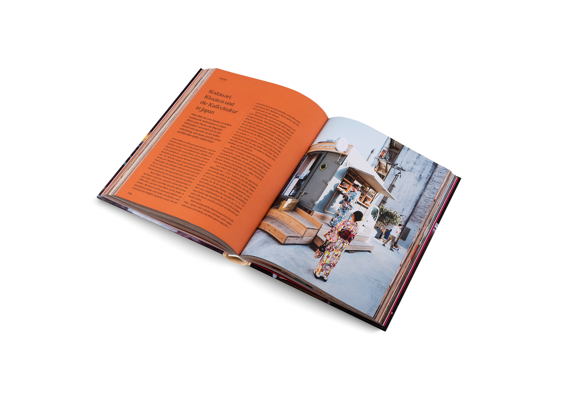 Tokio 1888: Das erste kissaten, so heißen traditionelle Kaffeehäuser in Japan, öffnet seine Pforten. Im folgenden Jahrhundert entwickelt sich in den kissaten eine spezielle Art der Kaffeezubereitung, und Japan wird für seinen qualitätvollen Kaffee weltberühmt. Entdeckt mehr über Kodawari, Kissaten und die Kaffeekultur in Japan mit In 80 Kaffees um die Welt von Lani Kingston.