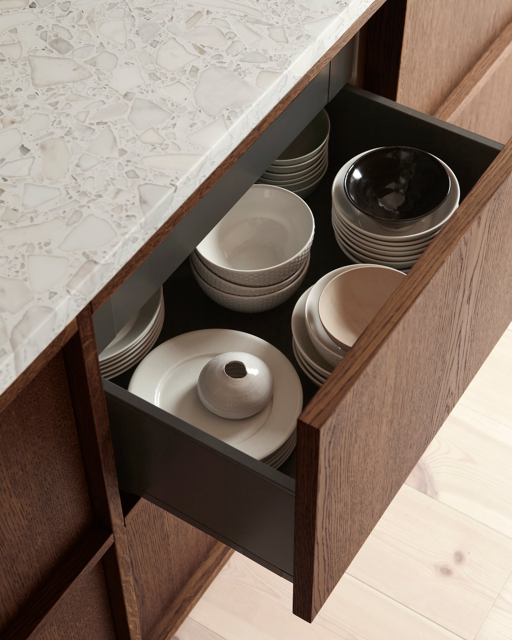 Teller in einem Küchenschrank