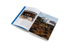 Sur l’île grecque de Mykonos, cette maison aux murs blanchis à la chaux est la propriété de la créatrice de bijoux Diane Kordas et de son mari, Steve Kordas. Elle fut conçue par le cabinet Hubert Zandberg Interiors, à Londres, pour faire corps avec la topographie et les conditions climatiques de l’île