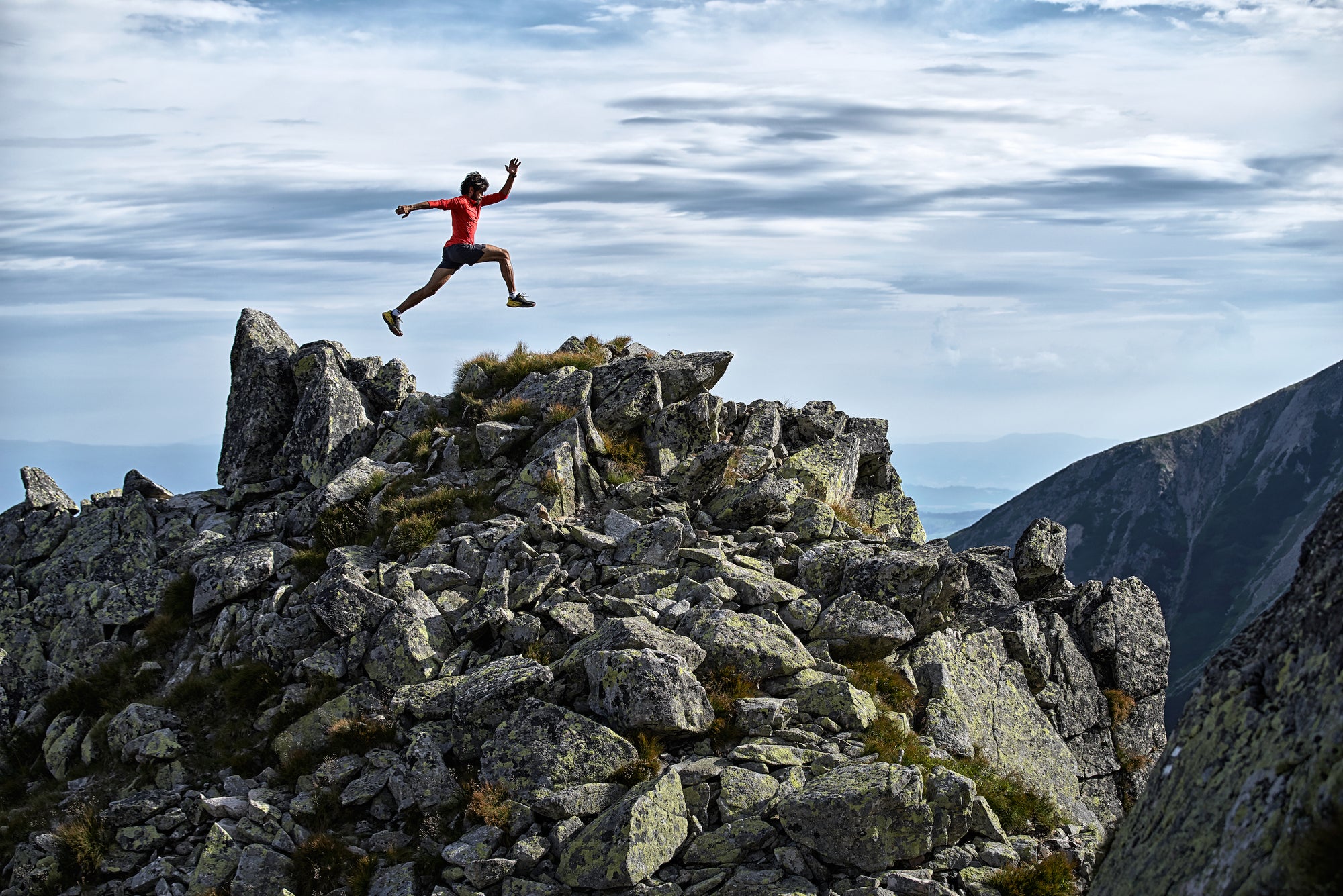 Off-road runs satisfy a yearning for the great outdoors and encourage us to look up and take in our surroundings. We put our feet on gravel, grass, rocks, sand, or ice, and our eyes look toward the horizon. Find out more in On the Run by gestalten and Nick Butter.