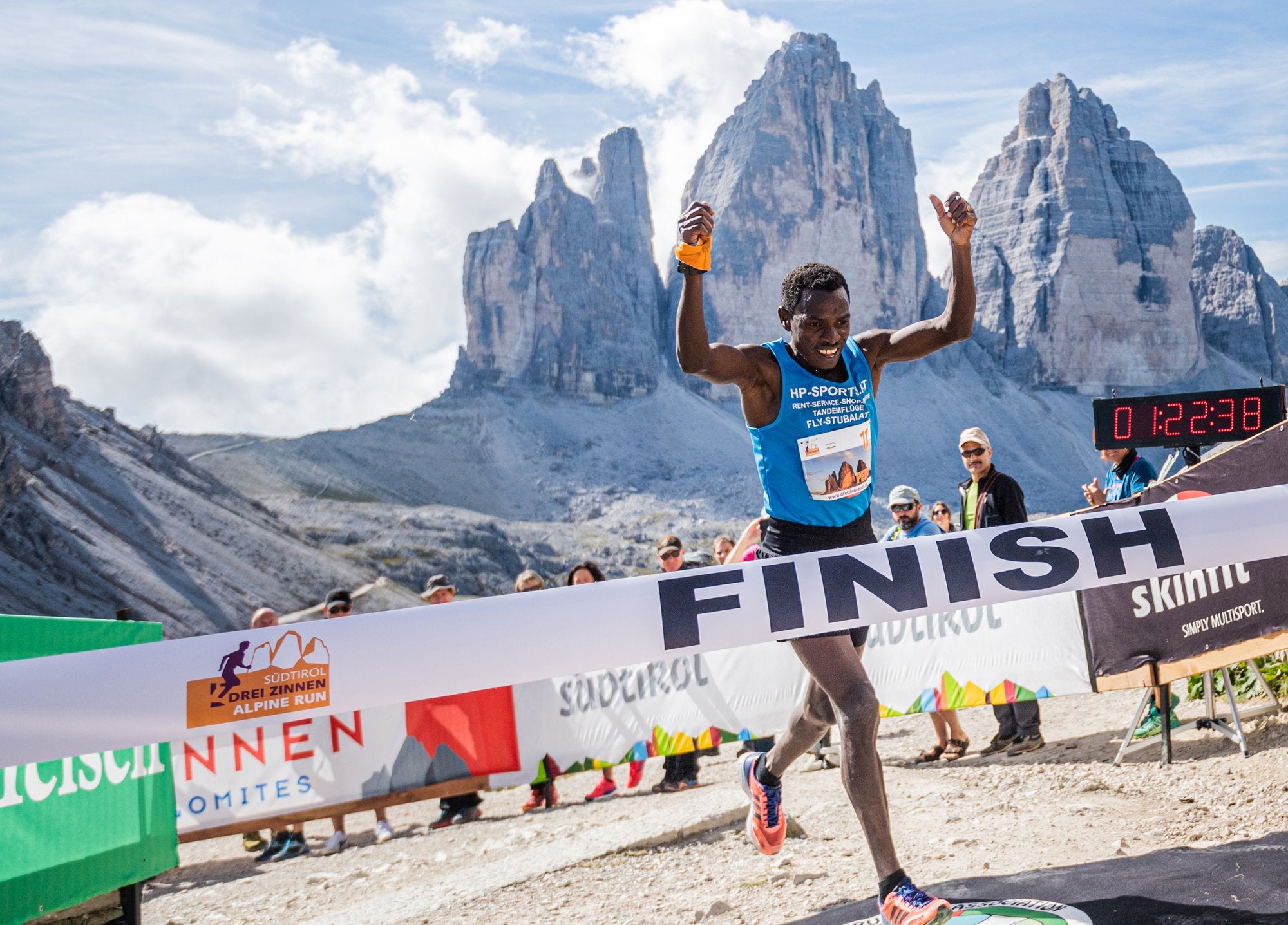 Der Südtirol Drei Zinnen Alpine Run zählt zu den schönsten Bergläufen überhaupt. Mehr in Laufwunder von Nick Butter und gestalten