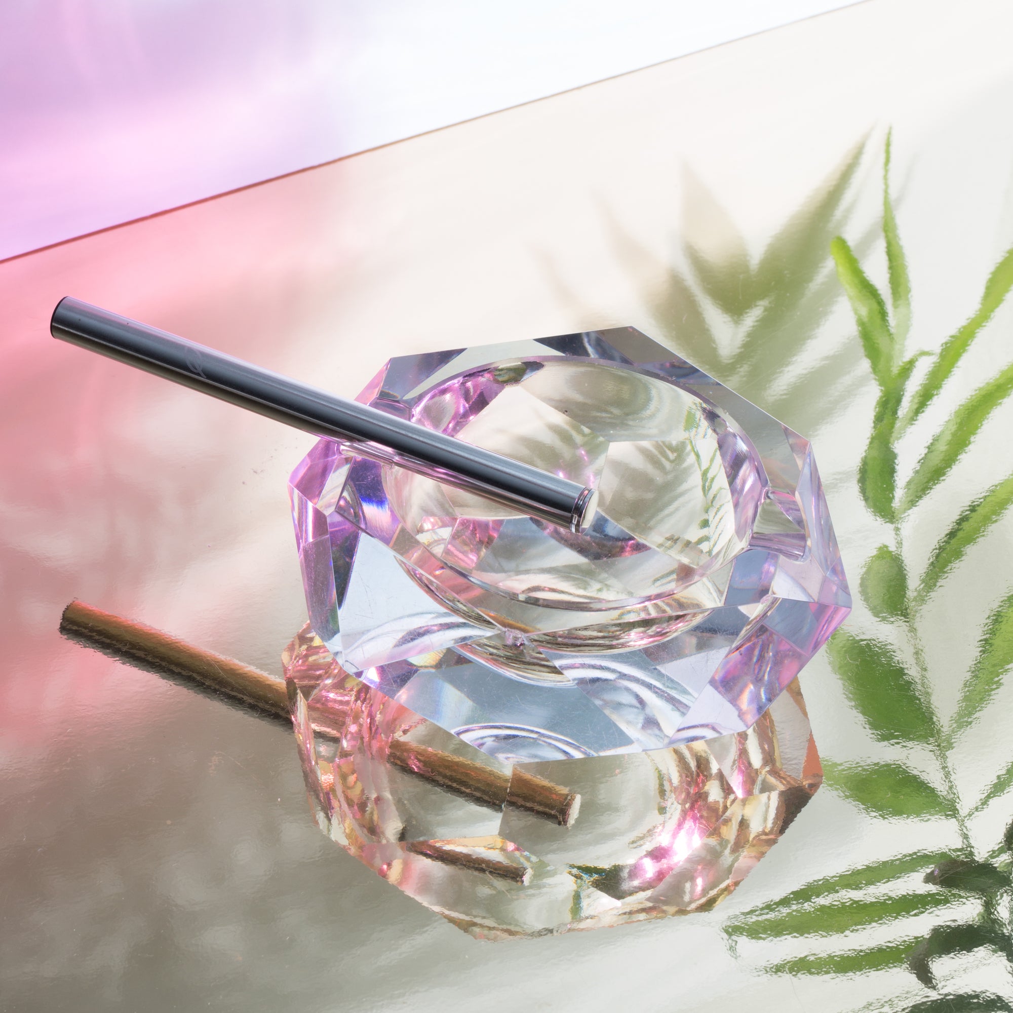 The Quill is an all-in-one vaporizer pen in recyclable stainless steel filled with 750 milligrams of pure full-spectrum cannabis extract in High on Design