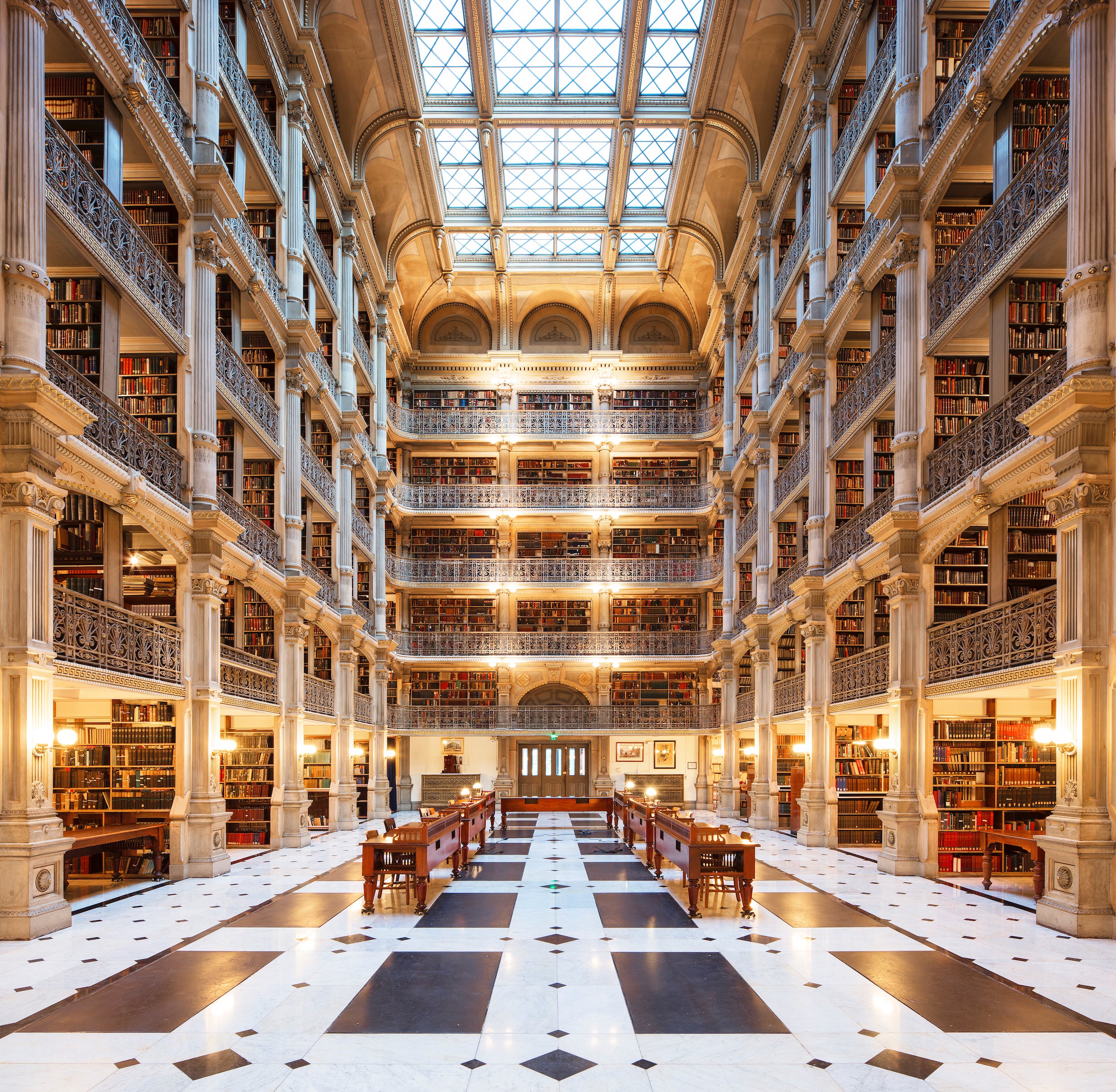 Dieser Bibliothek nach zu urteilen, ist Baltimore die gastfreundlichste Stadt der Welt.  George Peabody Library ist eine der schönsten Bibliotheken der USA.