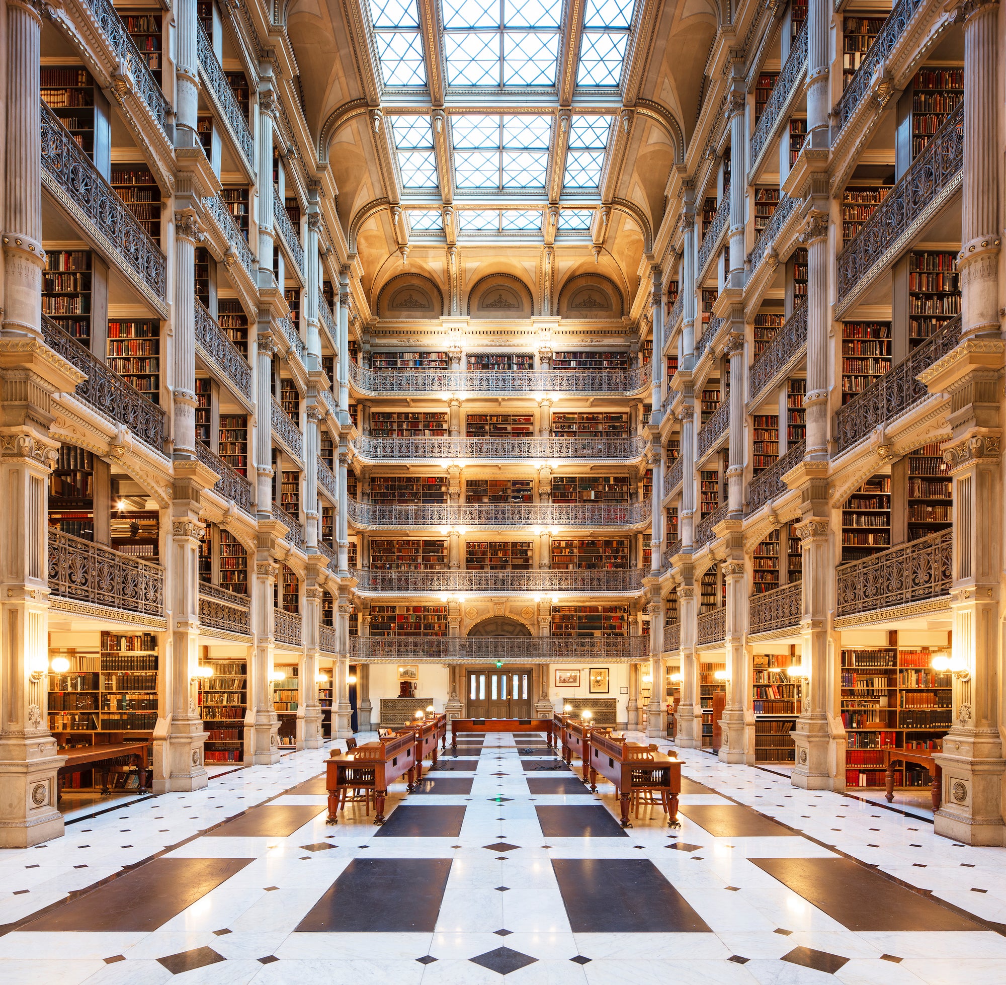 Dieser Bibliothek nach zu urteilen, ist Baltimore die gastfreundlichste Stadt der Welt.  George Peabody Library ist eine der schönsten Bibliotheken der USA.