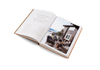 Nachhaltiger Erlebnistourismus mit 62°NORD. Das Storfjord Hotel ist ein familiäres Luxusdomizil mit Blick auf den Storfjord und die Bergkette der Sunnmøre-Alpen (Sunnmørsalpene). Das Ensemble aus Häusern und Hütten in typisch norwegischer Holzbauweise bietet insgesamt 30 Gästezimmer. Entdeckt mehr darüber in Slow Escapes, ein Buch von Clara le Fort.