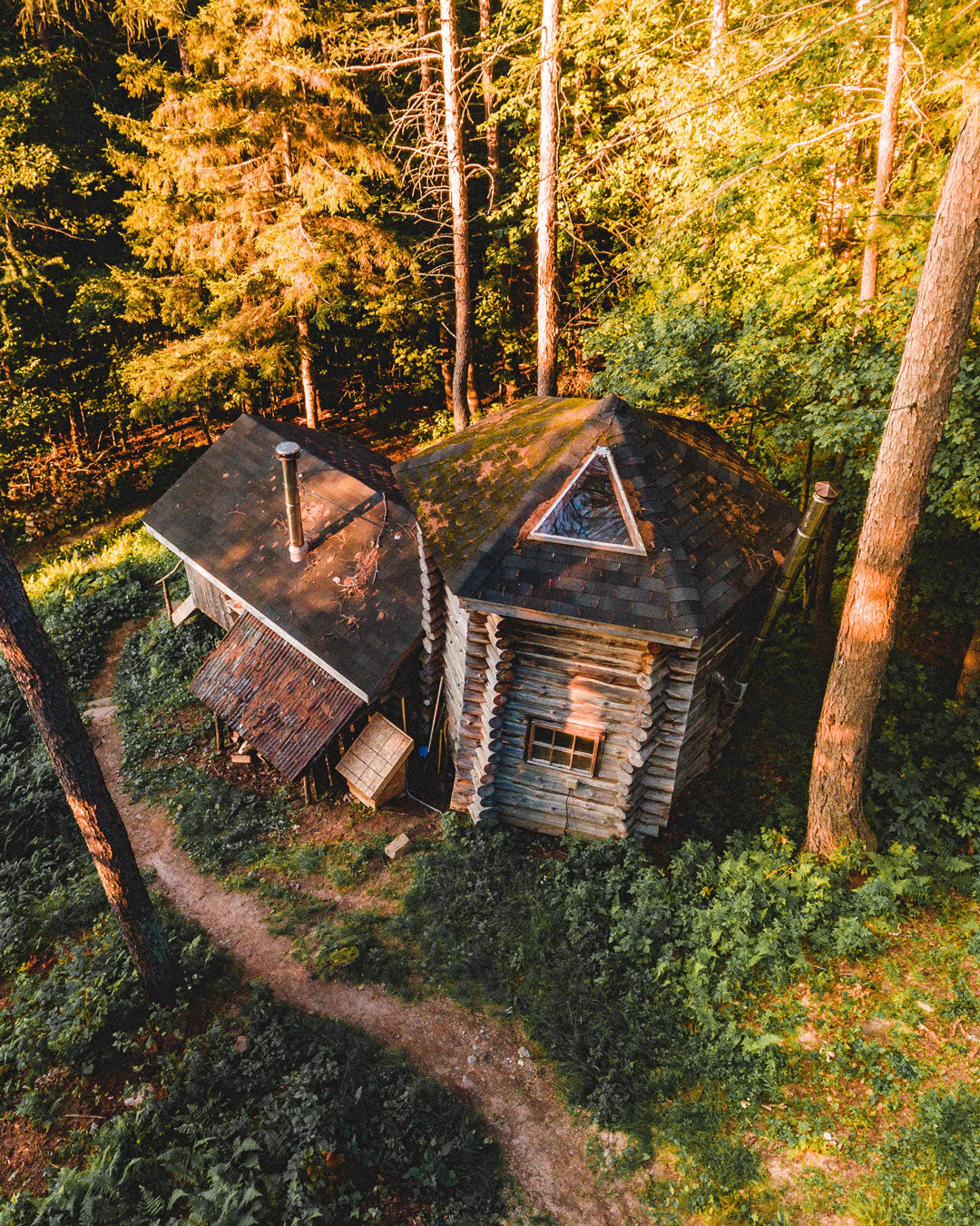 Wooden log cabin to spend your vacations in Hideouts