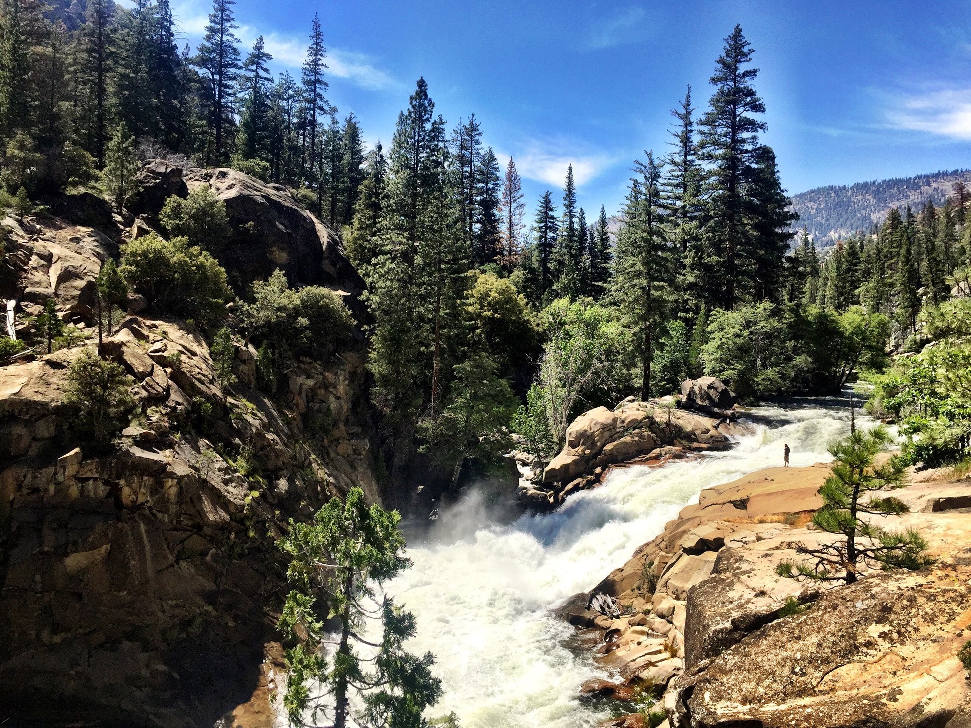 Chute d'eau sur le Pacific Crest Trail dans En Solitaire
