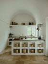 La cuisine méditerranéenne de la villa Castelluccio a été refaite entièrement avec des comptoirs en béton sur mesure.