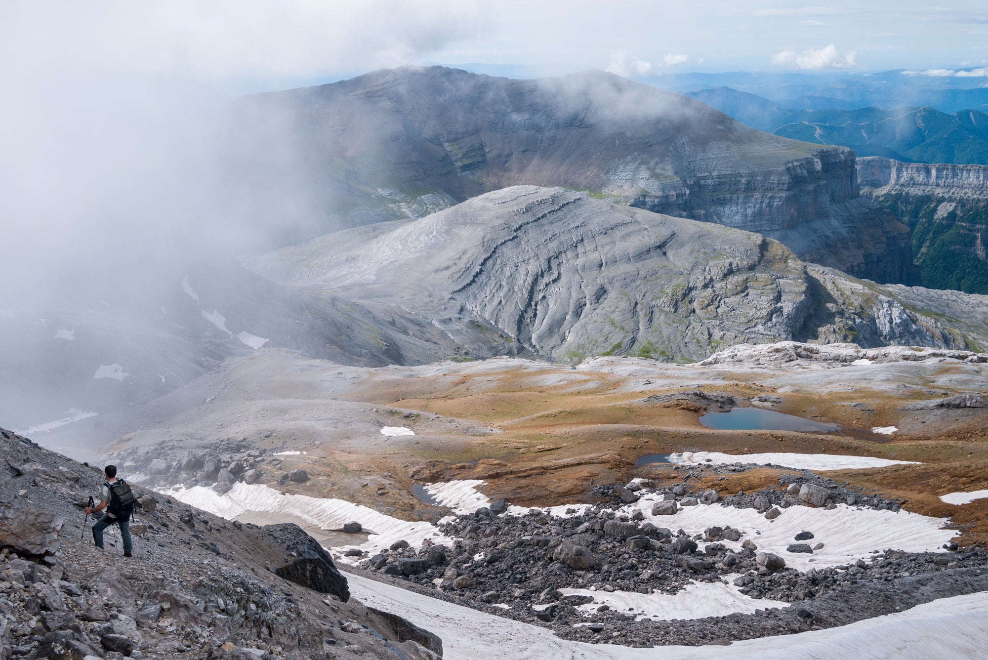 Der Blick südwärts Richtung Valle de Ordesa in Aragonien während des Aufstiegs auf einen nahen 3.000er.