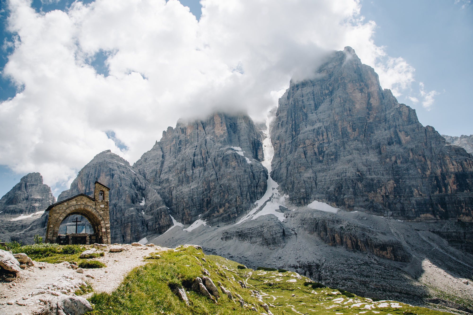 Hinter der Kapelle am Rifugio ai Brentei ragt die Eisrinne Canalone della Tosa auf.