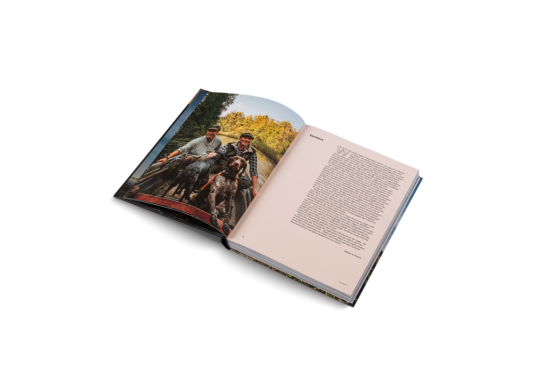 Was die Jagd so besonders macht, ist schwer in Worte zu fassen. Es klingt nach einem Klischee, aber das Jagen hat etwas Urwüchsiges, Ursprüngliches an sich. Das Aufspüren, Erlegen und Zubereiten eines wilden Tieres. Aber nur weil dem Jagen ein Gefühl der Ursprünglichkeit innewohnt, heißt das nicht zwangsläufig, dass es barbarisch oder unzivilisiert ist.