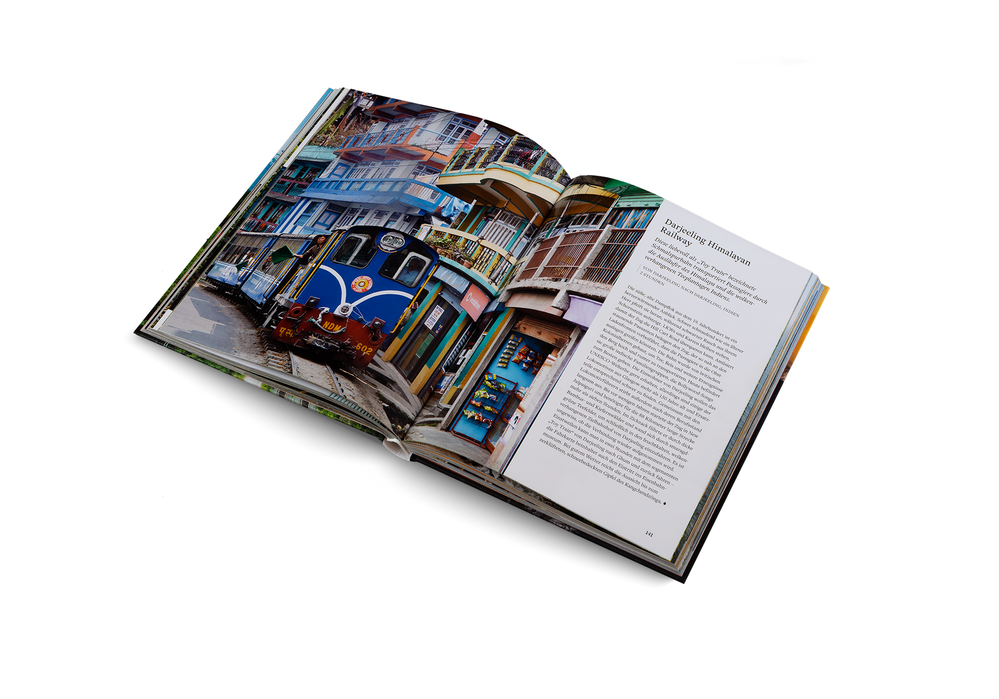 Diese liebevoll als „Toy Train“ bezeichnete Schmalspurbahn transportiert Passagiere durch die Ausläufer des Himalaya und die wolkenverhangenen Teeplantagen Indiens.