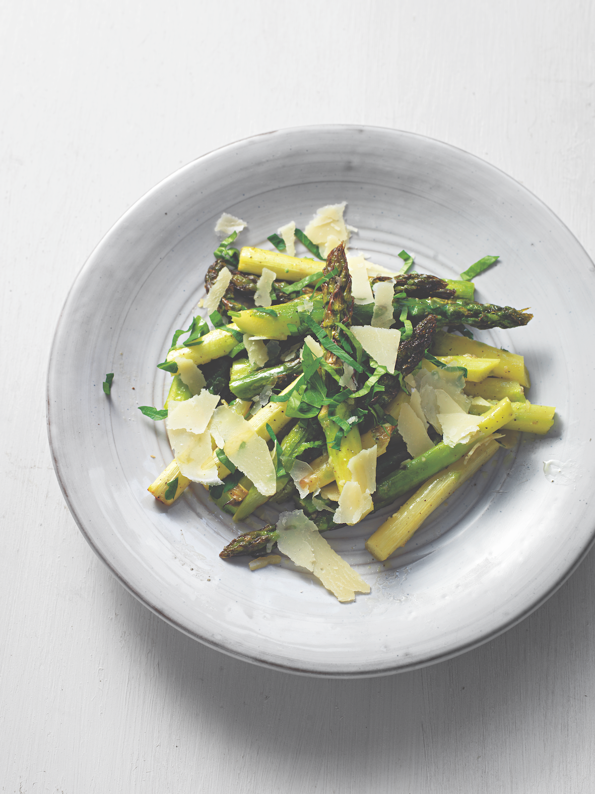 Spargel mit Knoblauch, Parmesan und Basilikum