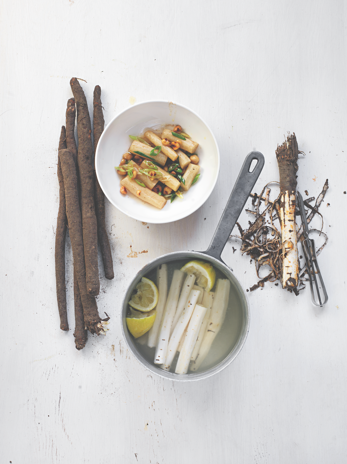 Schwarzwurzel mit Butter, Haselnüssen und Frühlingszwiebel