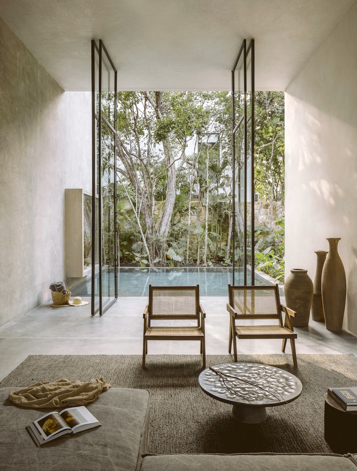 The Aviv House in Tulum, Mexico is a project by Co-Lab Design Office featured in Concrete Jungle. It’s no easy feat creating a living space that can withstand the hot and humid temperatures of Tulum. Yet, this private home, located a short distance from the beach, overcame the challenge through the use of locally produced concrete made with limestone.